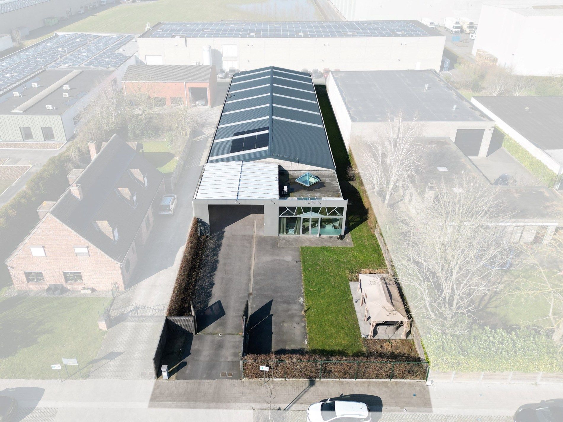 GOED GELEGEN MAGAZIJN MET SHOWROOM foto 3