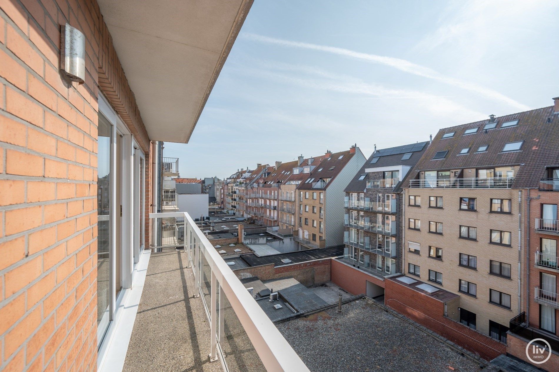 Smaakvol gerenoveerd appartement met mooie gevelbreedte gelegen op de Lippenslaan op enkele passen van het strand. foto 11