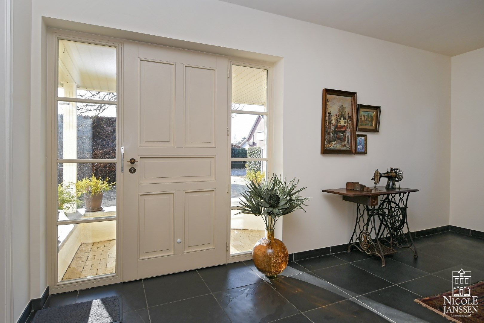 Verrassend ruime woning met bijgebouw en mooie tuin met zwembad foto 4