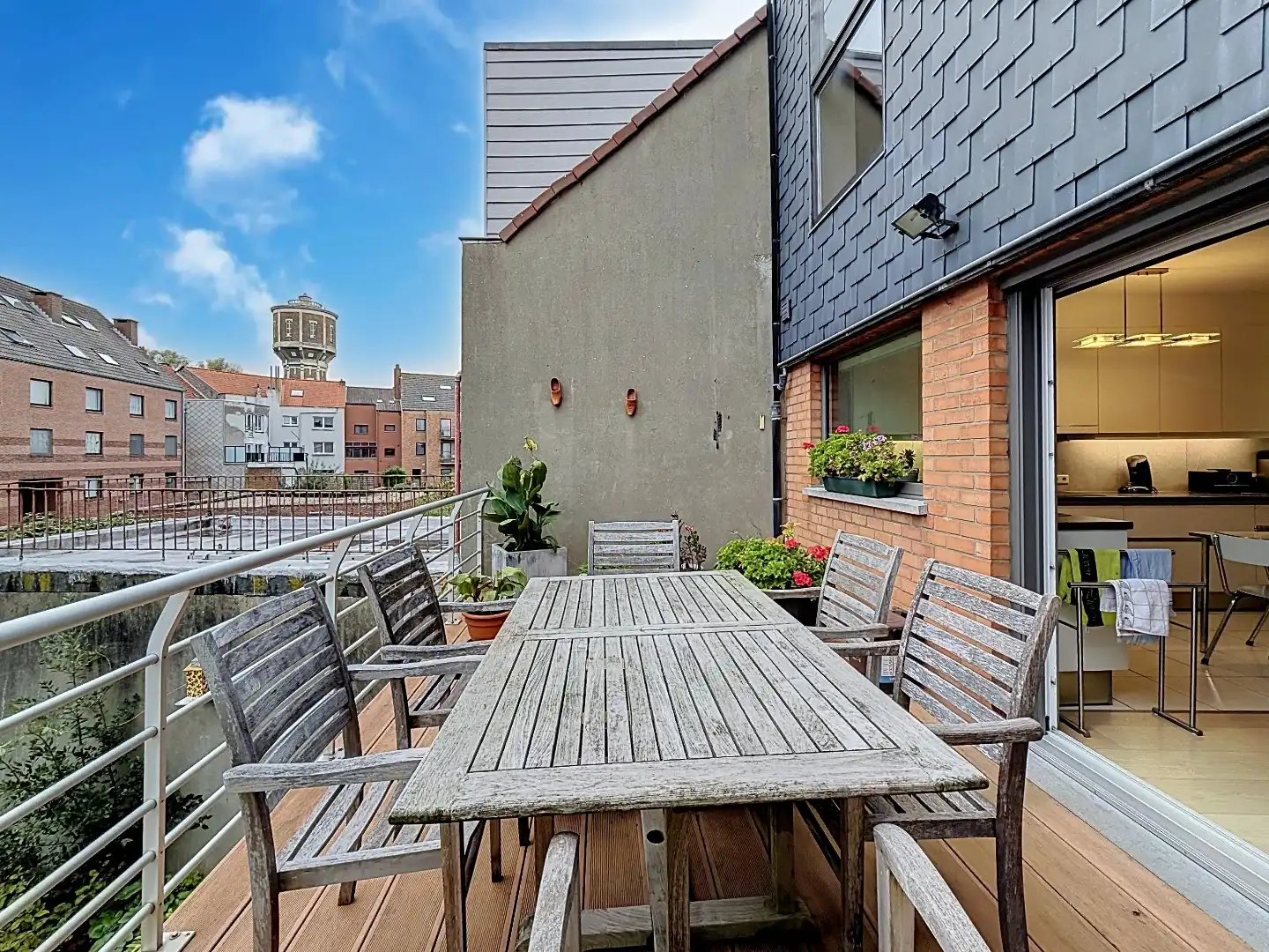 Instapklare bel-etage met drie slaapkamers, garage en zonnige buitenruimtes. foto 3