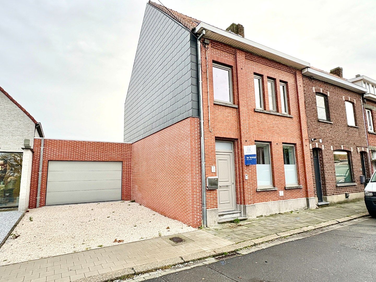 Totaal gerenoveerde woning met 305 m² bew. Opp., 4slks + gelijkvloerse kamer. foto 16