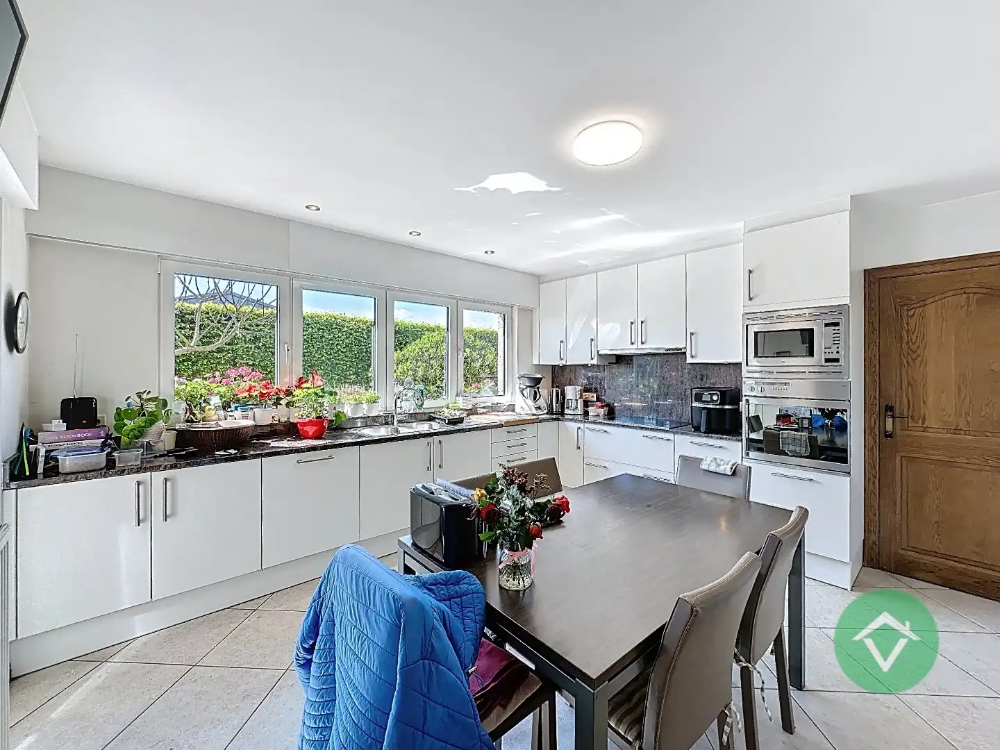 Ruime gezinswoning met dubbele garage in Koekelare foto 8