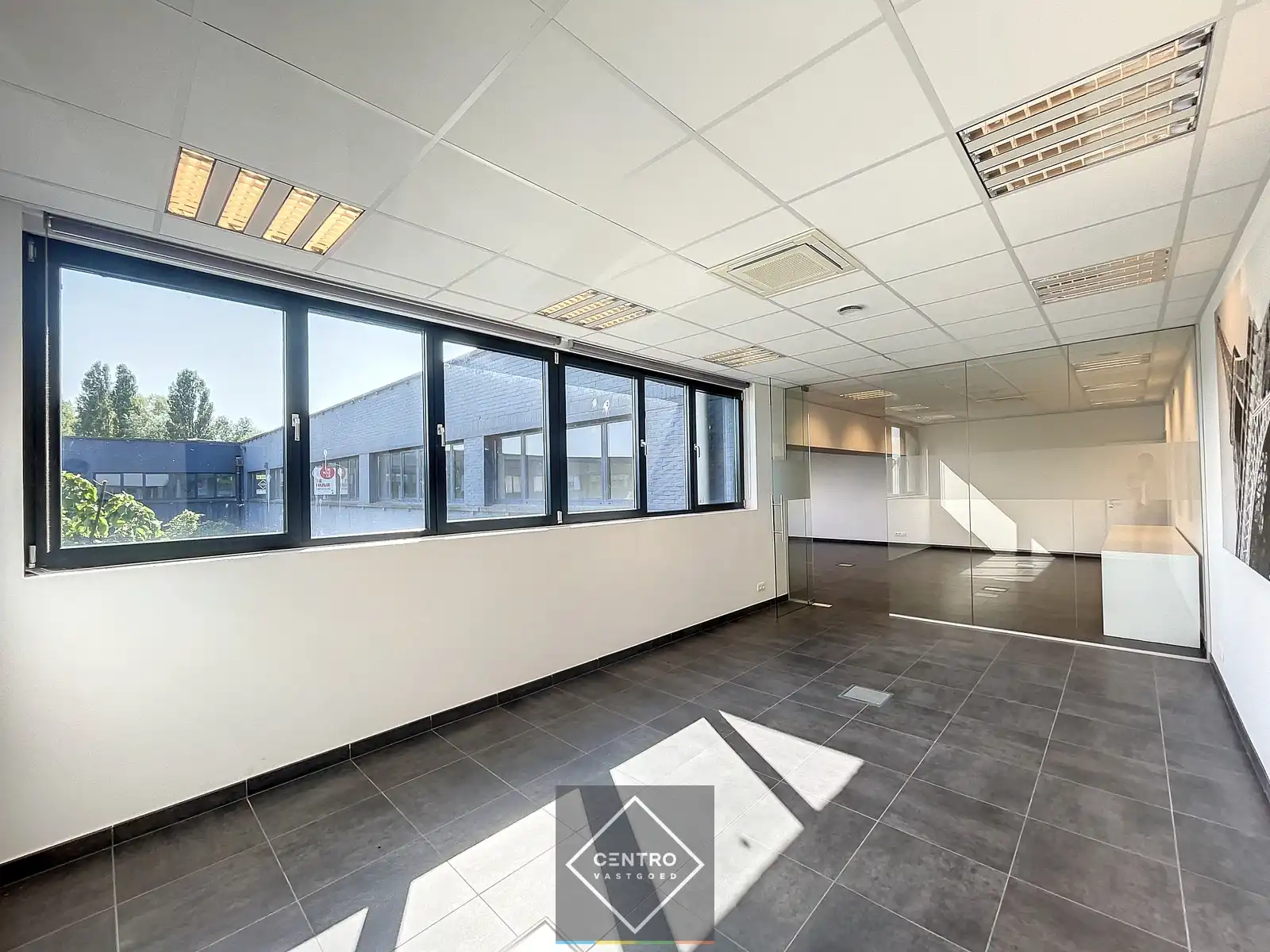 Instapklaar BEDRIJFSGEBOUW bestaande uit MAGAZIJNEN (2.685m²) met 2 LAADKADEN en instapklare KANTOREN (600m²) op industriezone "Herdersbrug" te Brugge foto 10