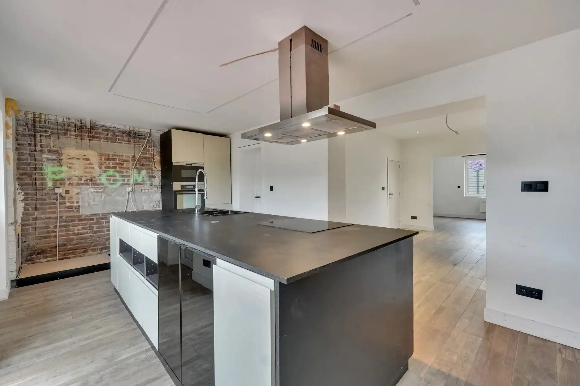 Woning met 2 slaapkamers, 2 badkamers, ruime zolder en tuin foto 5