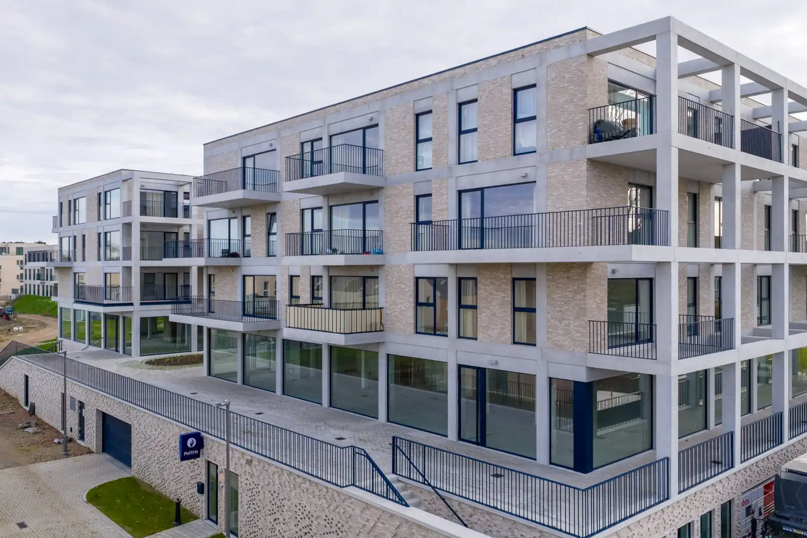 Nieuwbouw 2-slaapkamerappartement met bureau/dressing foto 2