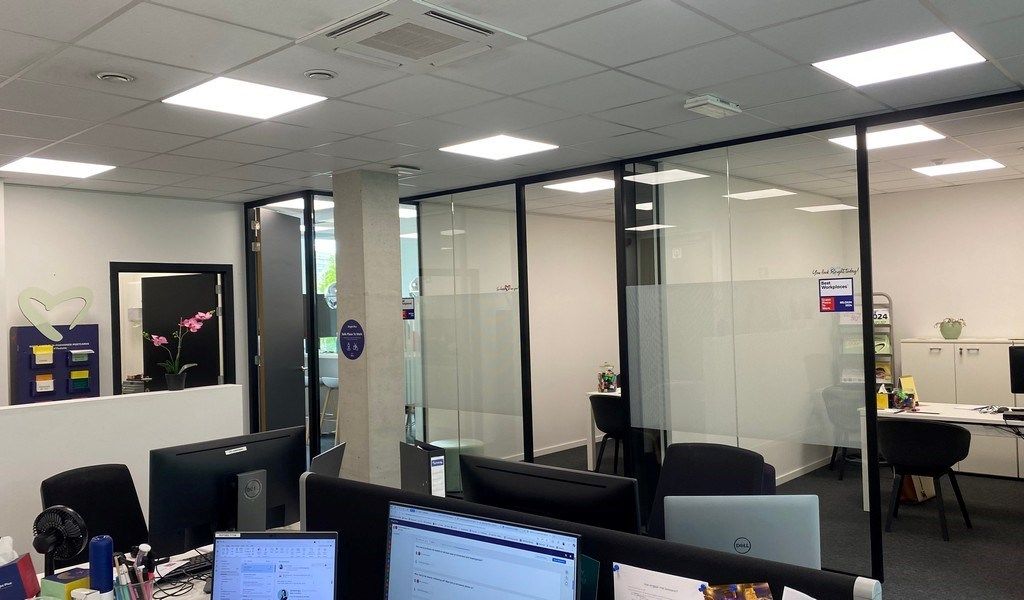 Gemeubelde kantoorruimte te huur in D-One te Kortrijk foto 9