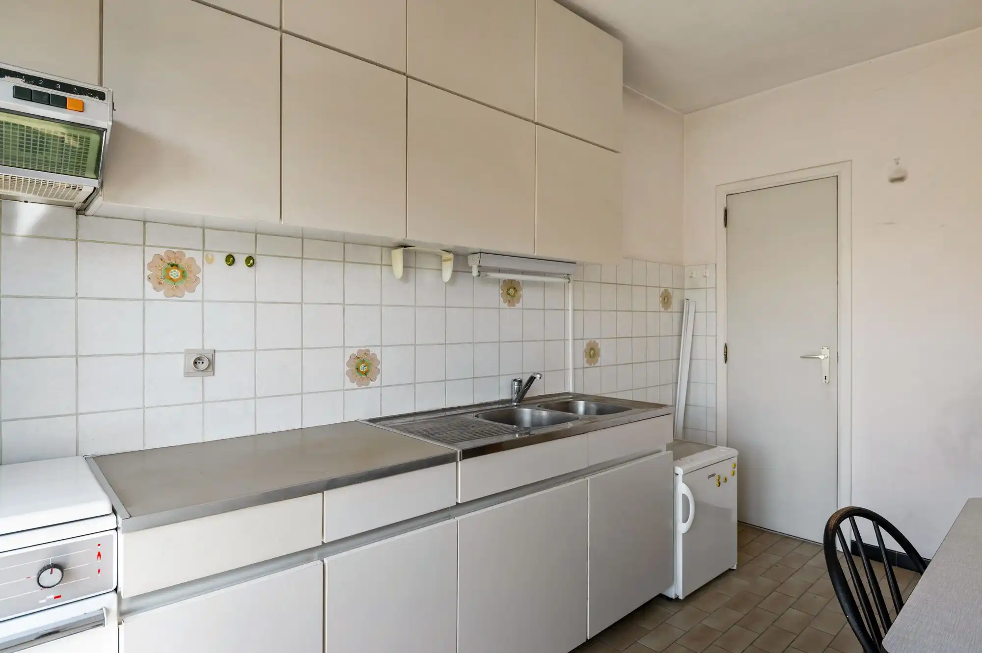 Lichtrijk appartement met sixties vibe en garagebox – ideaal renovatieproject! foto 12