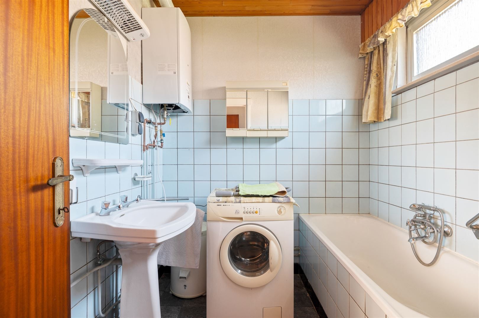 Te renoveren halfopen woning met 3 slaapkamers en garage. foto 9