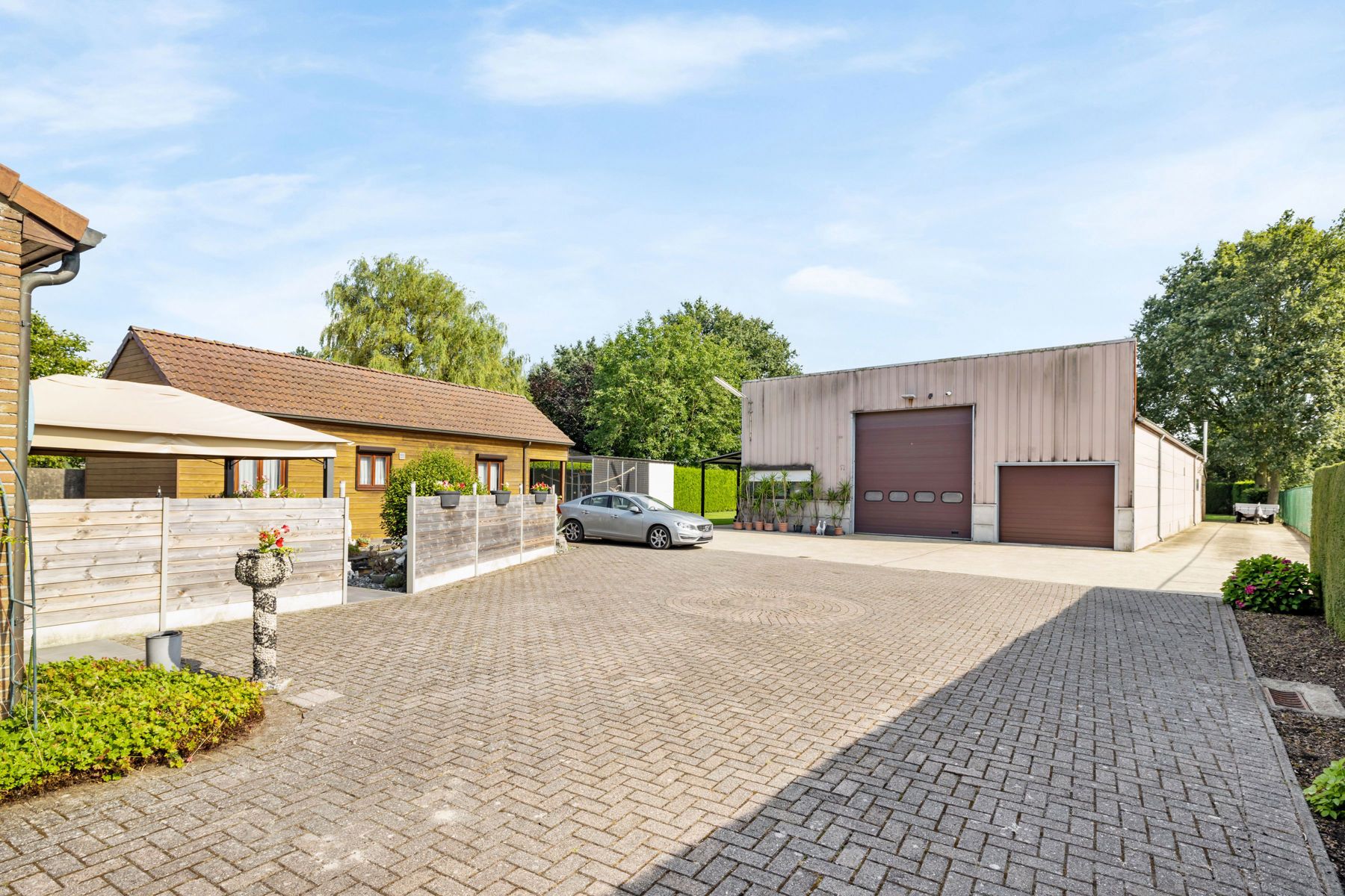 Prachtige woning met chalet en groot ingericht magazijn foto 5