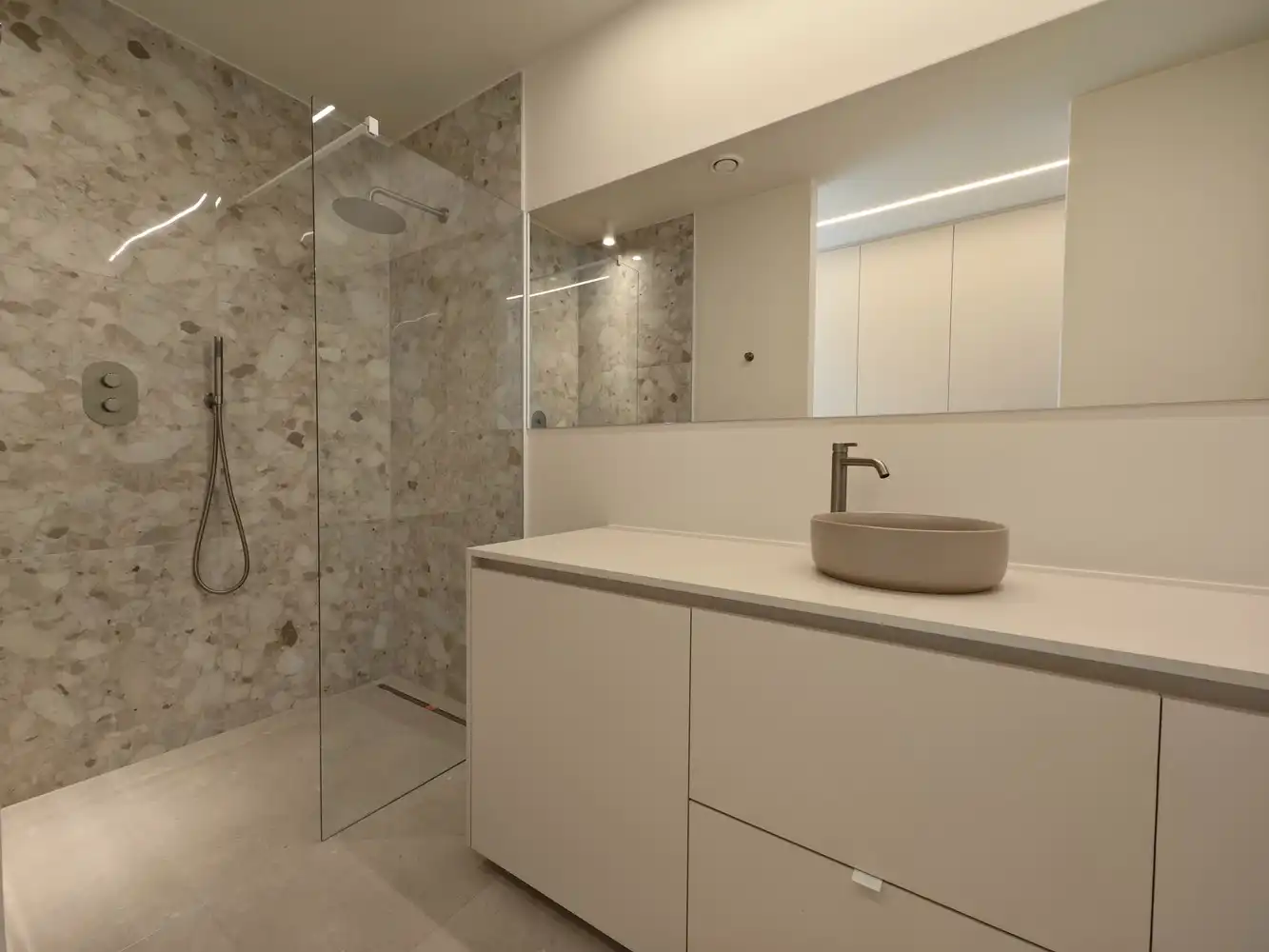 High-end nieuwbouw-duplex met ruim terras, parking en ruime buitenberging foto 20