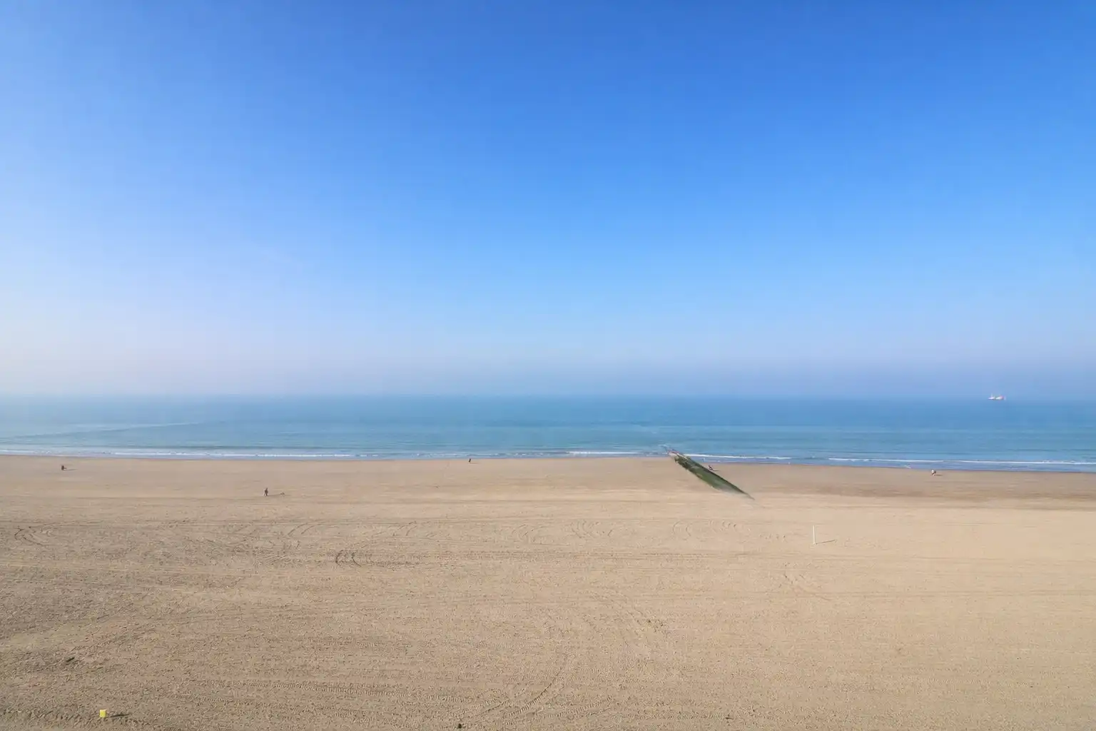 Bijzonder ruim (90 m²), hedendaags 2-slaapkamerappartement met prachtig frontaal zicht op zee. foto 10