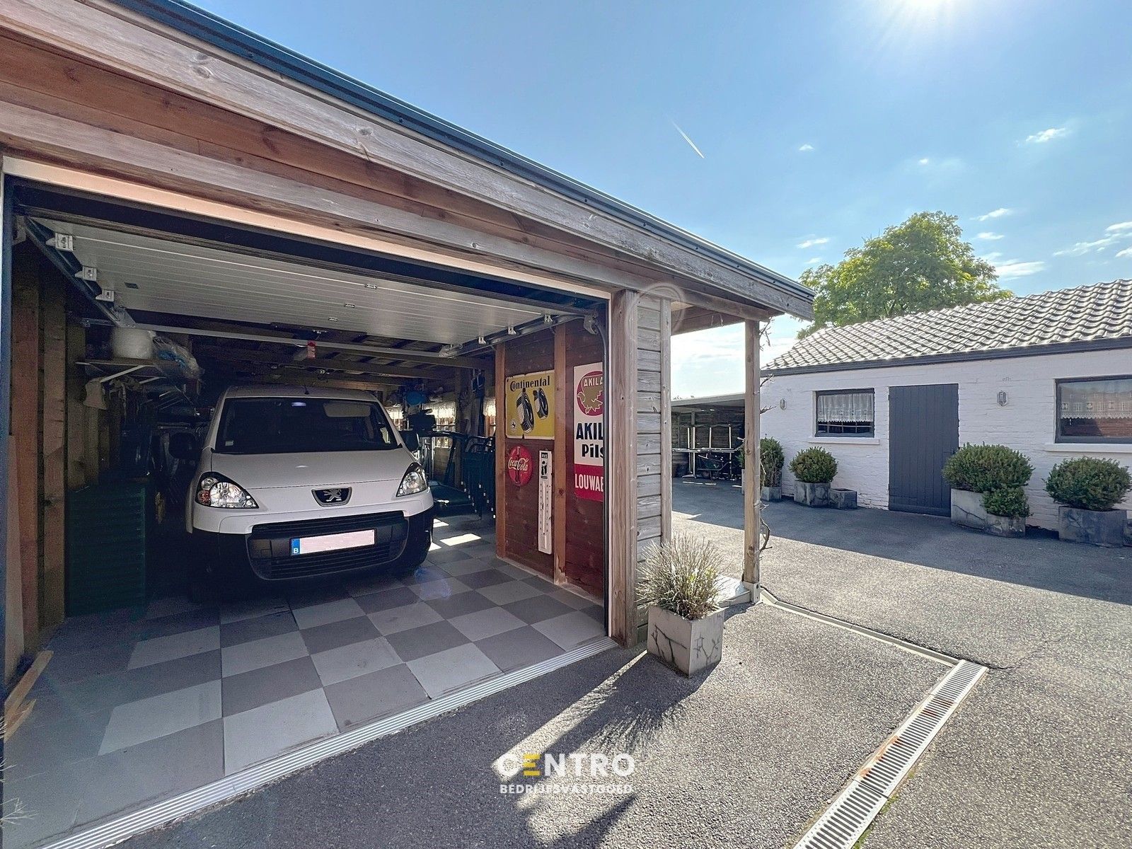 Woning met commerciële ruimte (eenvoudig om te vormen naar ruime leefruimte), 240m² bewoonbaar, extra tuinbergingen en DUBBELE garage te Torhout. foto 9