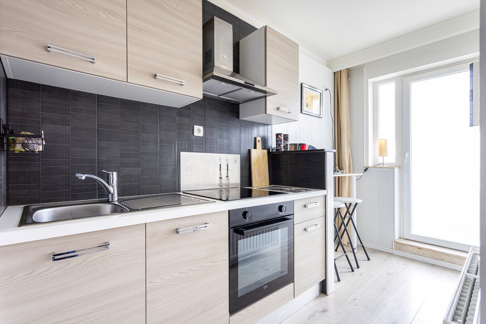 Gerenoveerd 2-slaapkamer appartement met garagebox en oprit! foto 8