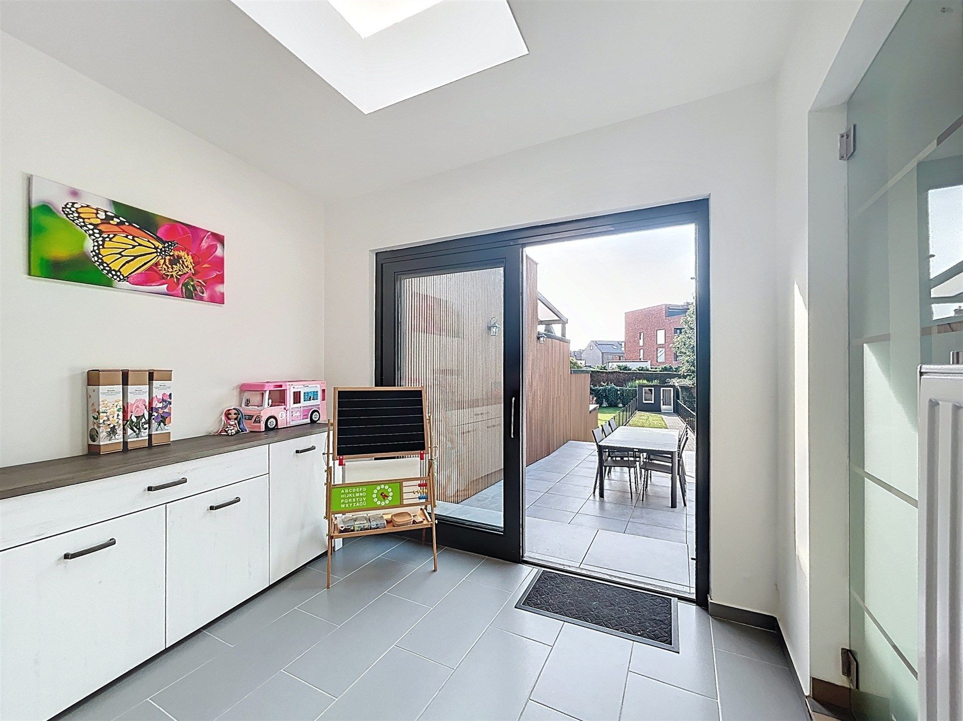 gerenoveerde gezinswoning met 3 slaapkamers en inpandige garage op perceel van 303m² foto 4