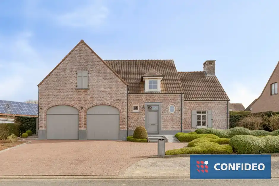 Ruime villa met prachtig aangelegde tuin in een rustige omgeving foto {{pictureIndex}}