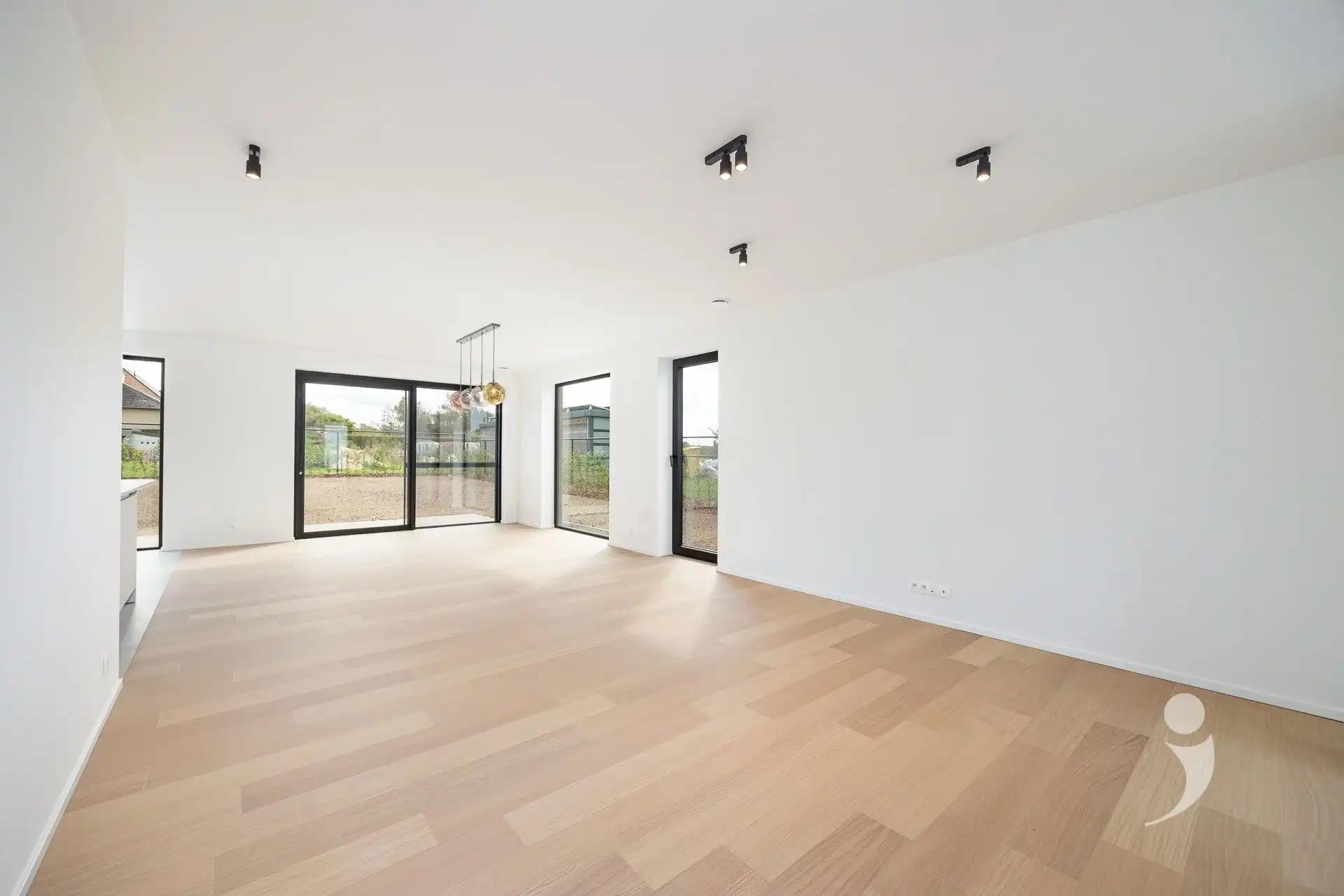 Nieuwbouwwoning met 4 slaapkamers en twee badkamers! foto 5