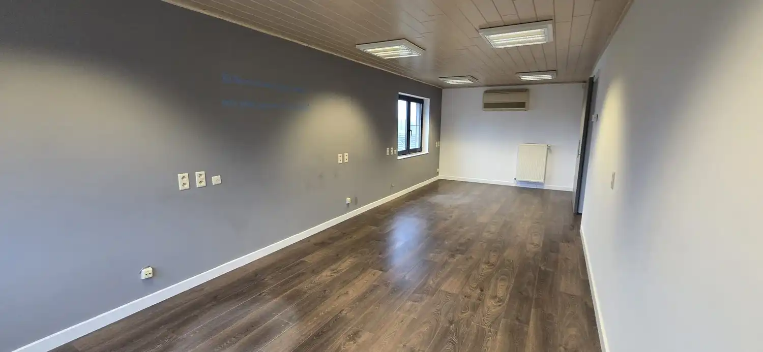 Multifunctioneel gebouw met parking, onmiddellijk beschikbaar! foto 16