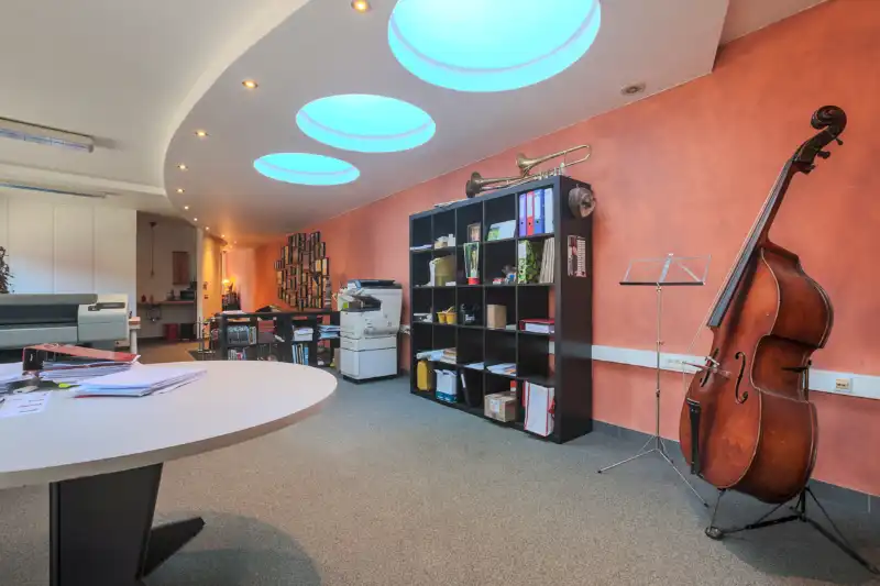 Centraal gelegen, design- kantoorruimte van +/- 100m². ENERGIELABEL B foto {{pictureIndex}}