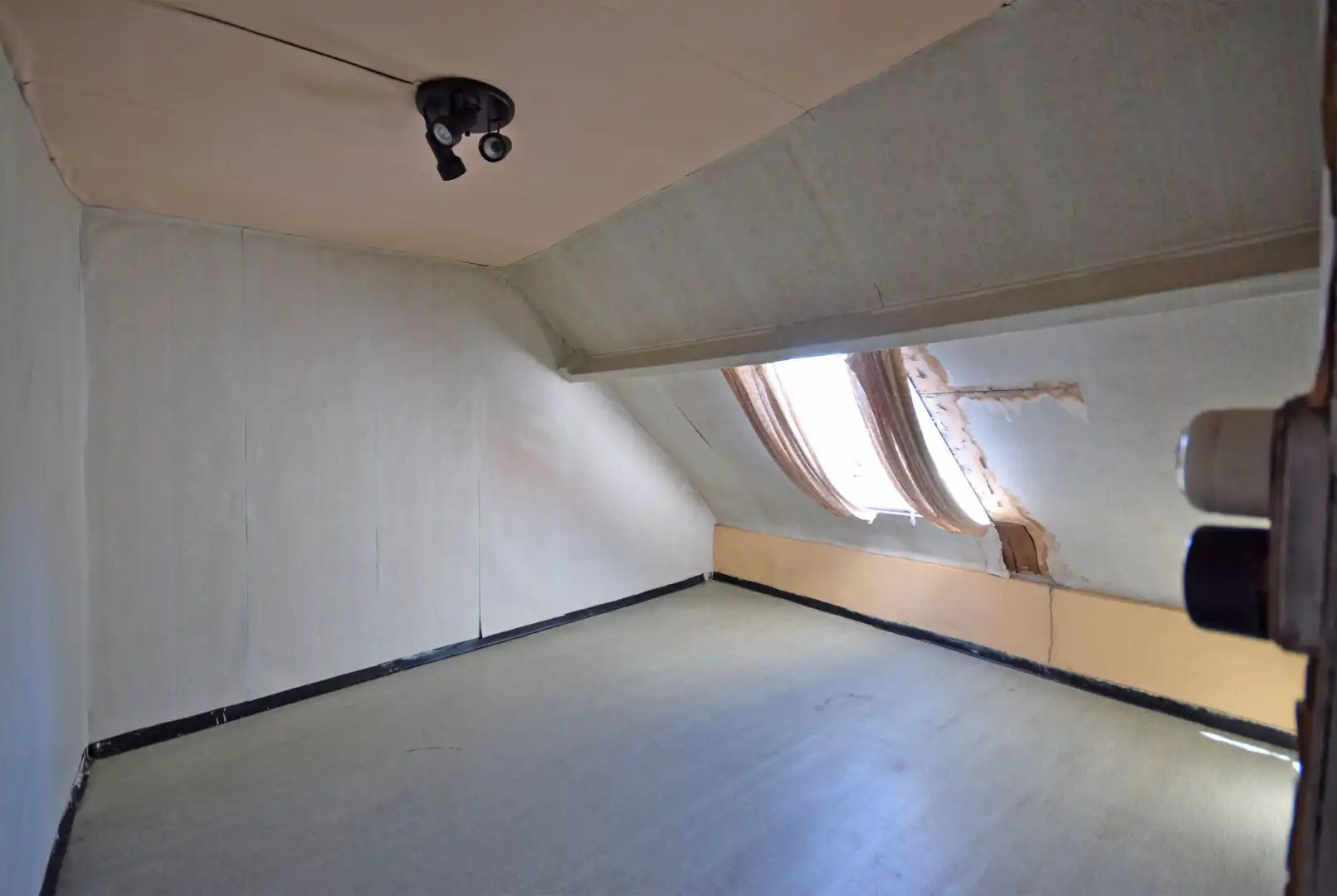Te renoveren arbeiderswoning met tuin nabij het centrum van Roeselare foto 10