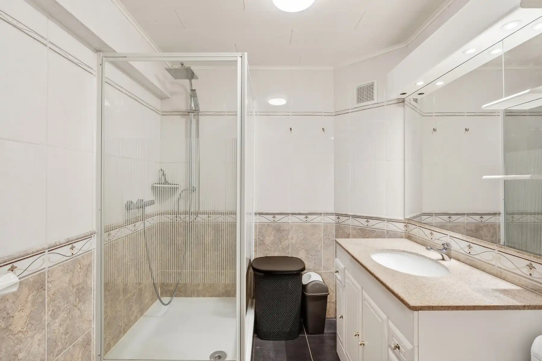 3 slpk hoekappartement in het commercieel centrum! foto 8