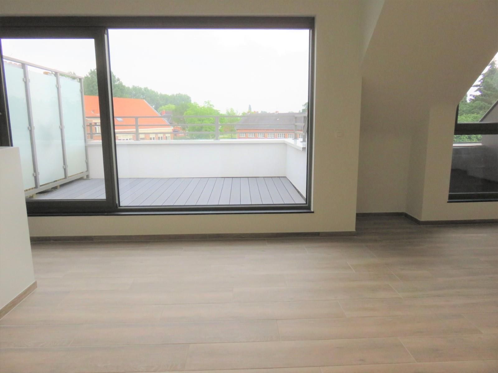 Dakappartement met 2 slaapkamers, terras en autostaanplaats! foto 6