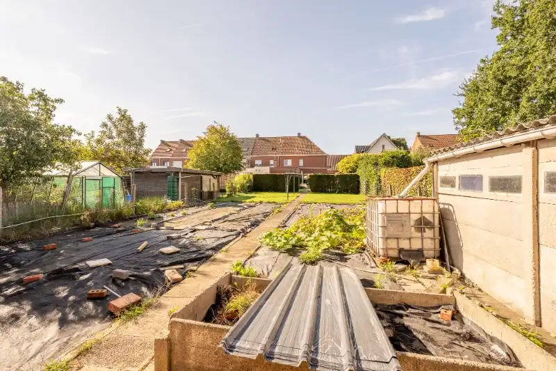 Ruime woning met tuin, 2 garages en 4 slaapkamers. foto 30