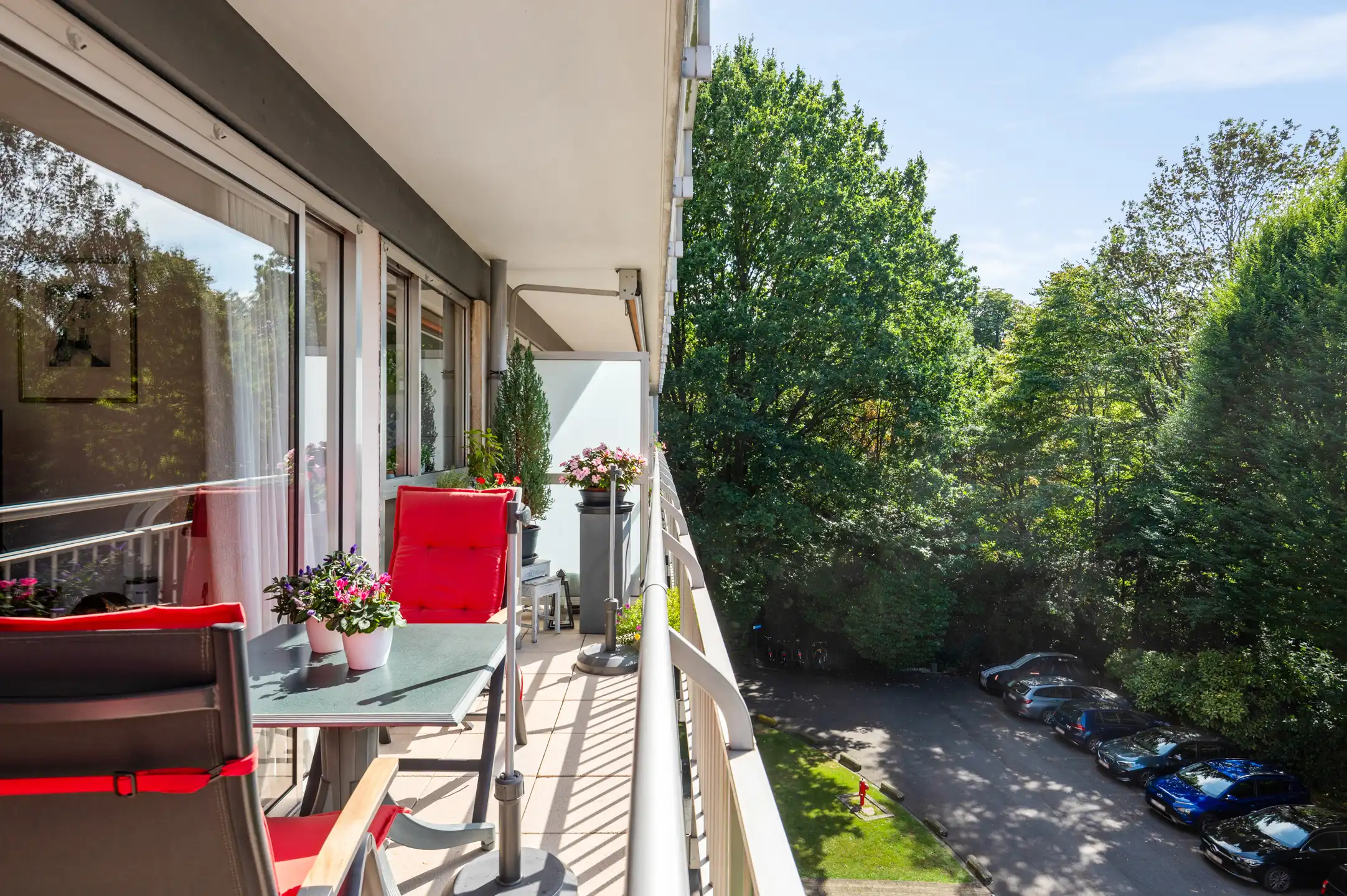 Mooi appartement met 2 slk., 2 terrassen en mog. staanplaats foto 3
