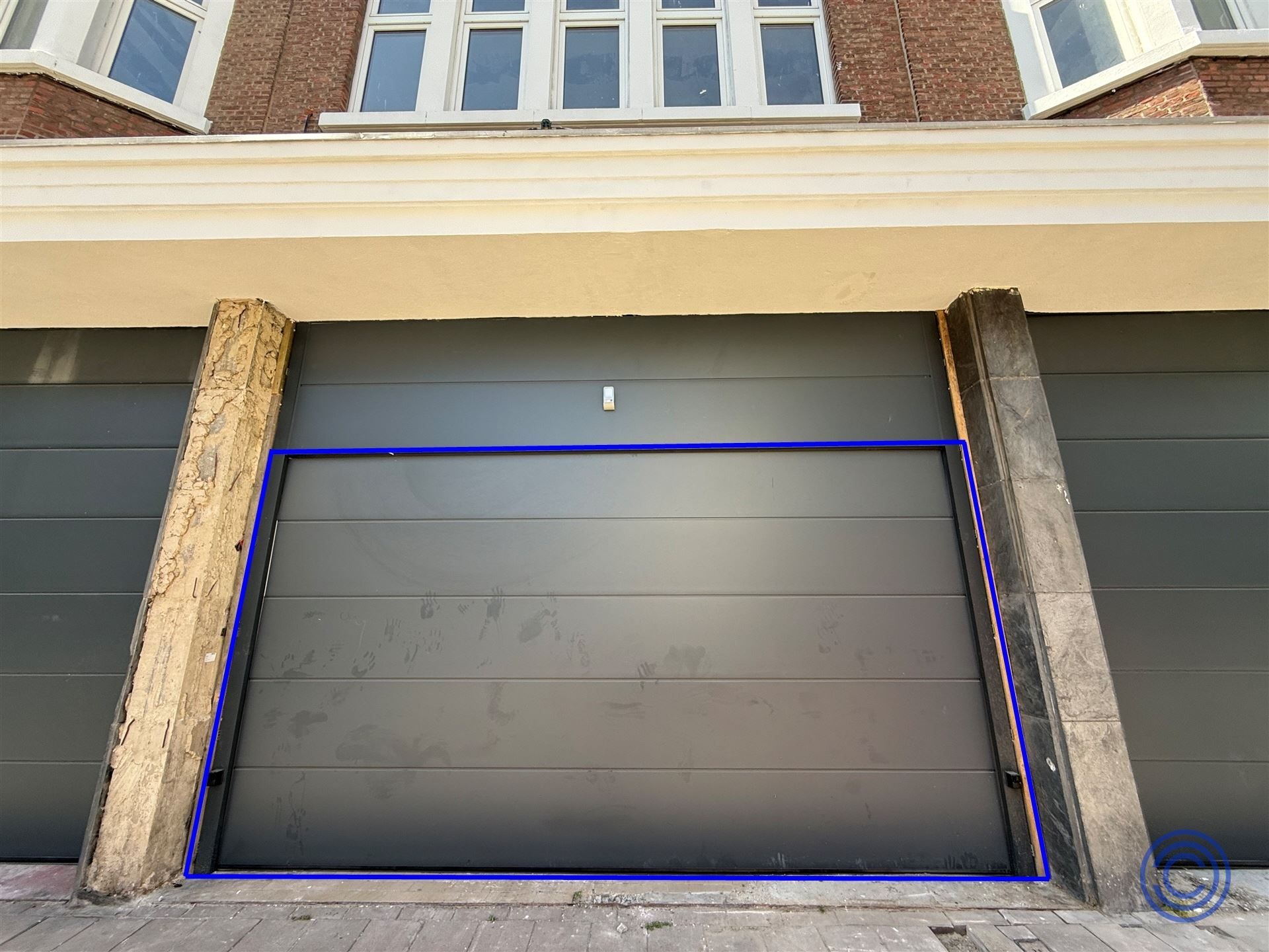 Afgesloten staanplaats(en) met oplaadpunt! foto 6