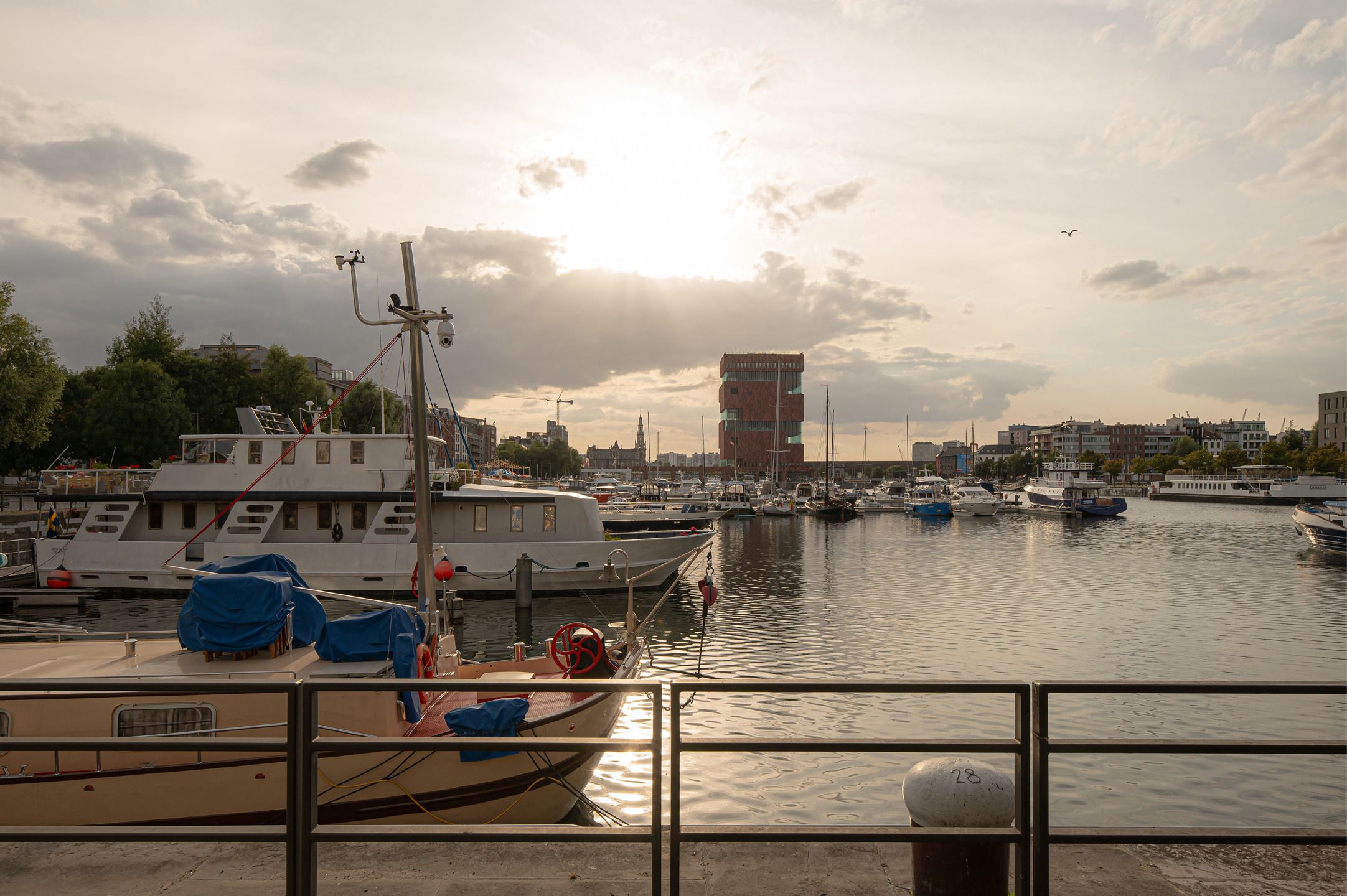 Exclusief appartement met panoramisch uitzicht op het Willemdok en het MAS foto 24