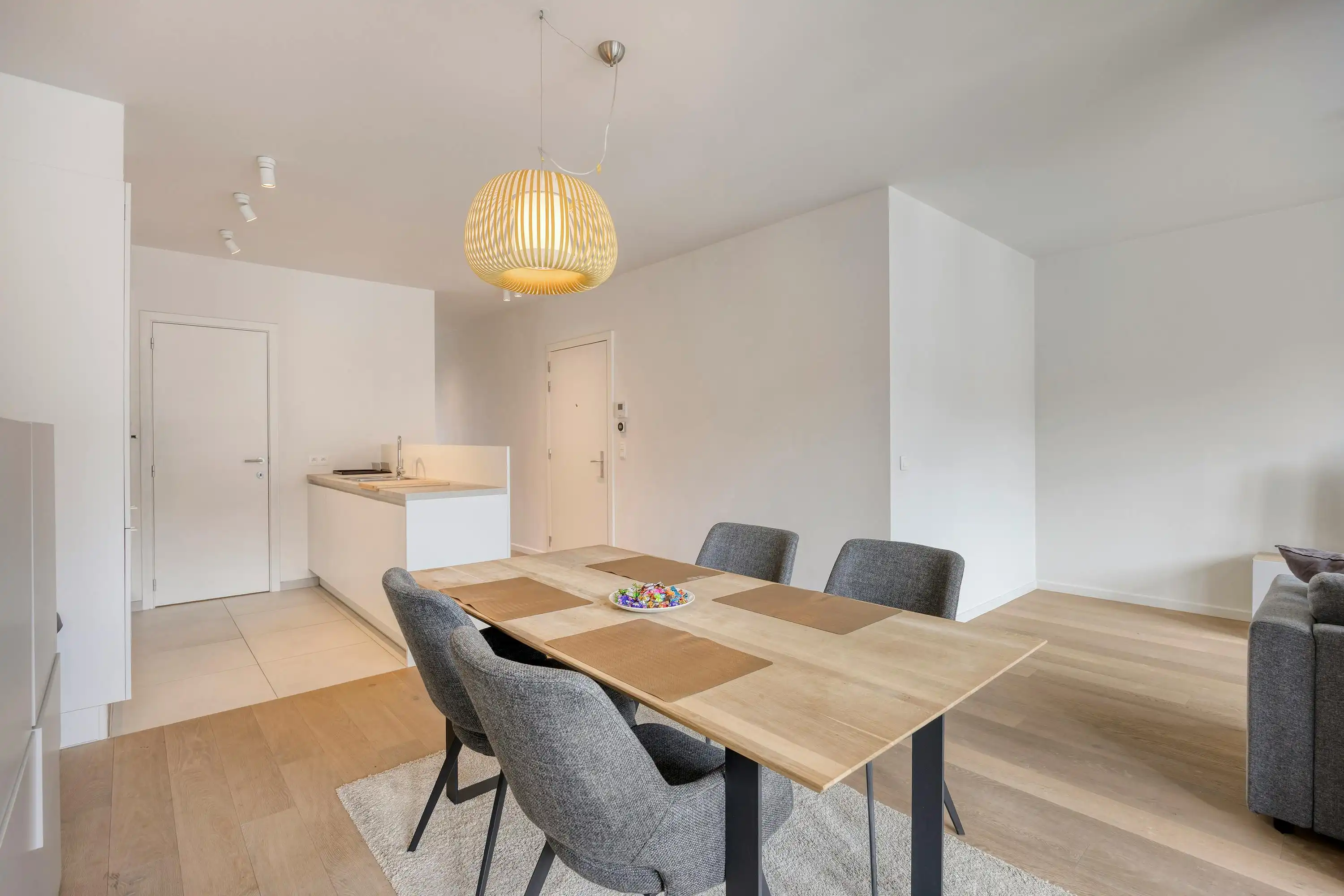 Recent appartement met twee slaapkamers en terras te koop in Berchem foto 5