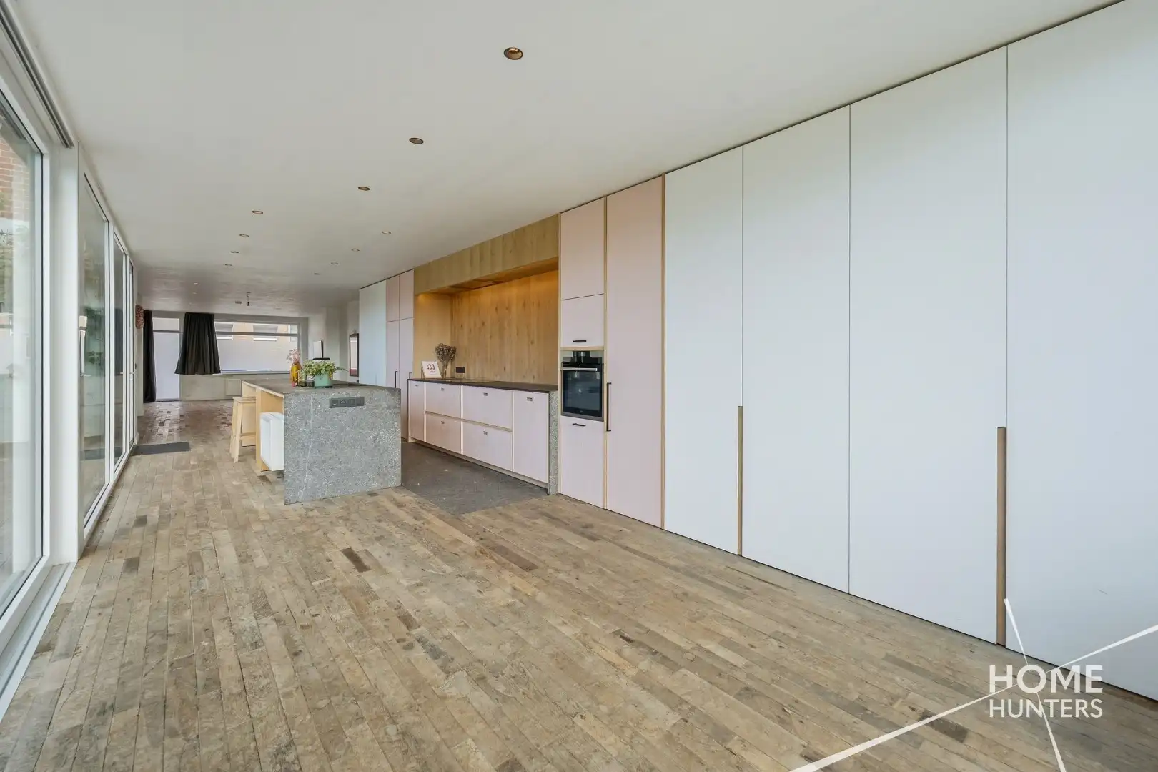 Prachtig gerenoveerde woning met 4 slaapkamers en een ruime tuin vlak bij het historische hart van Ieper! foto 11