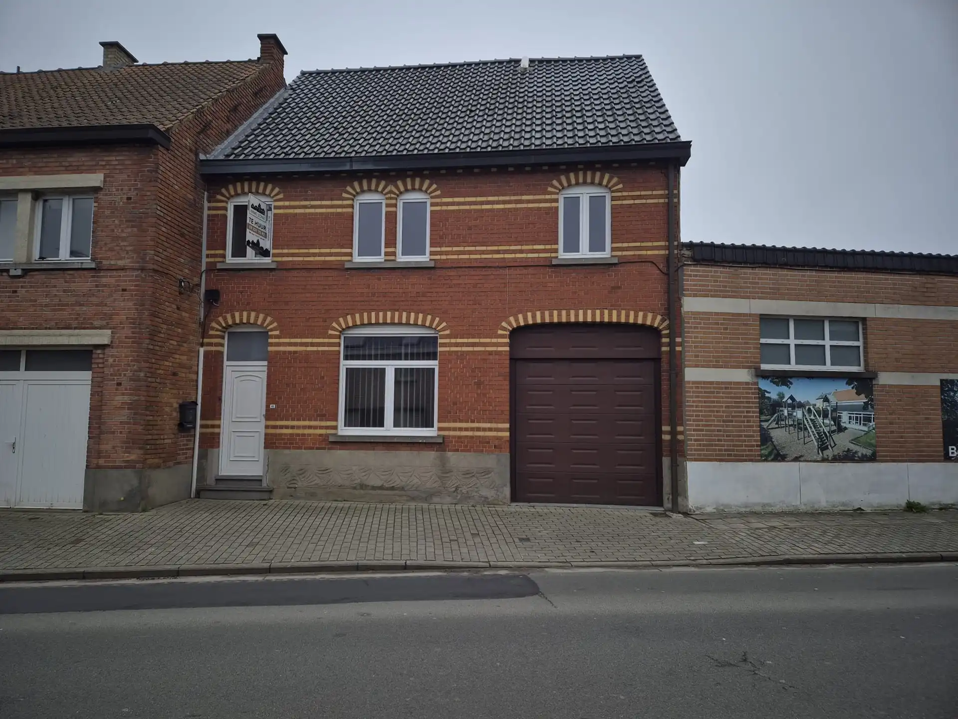 Ruime en instapklare woning met grote tuin en garage. foto {{pictureIndex}}
