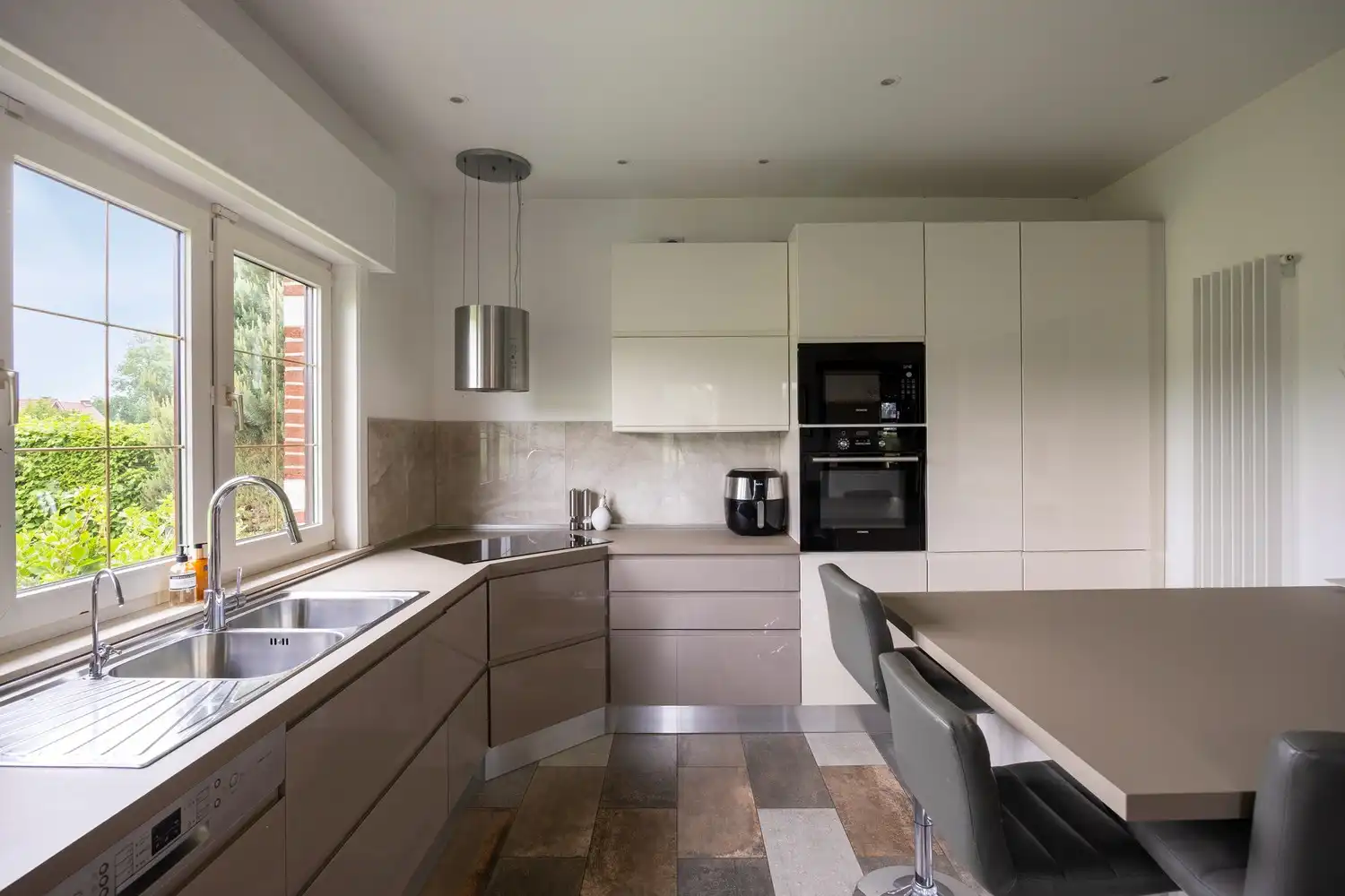 Statige en uitzonderlijk ruime woning op prachtig perceel met uniek groen uitzicht foto 9