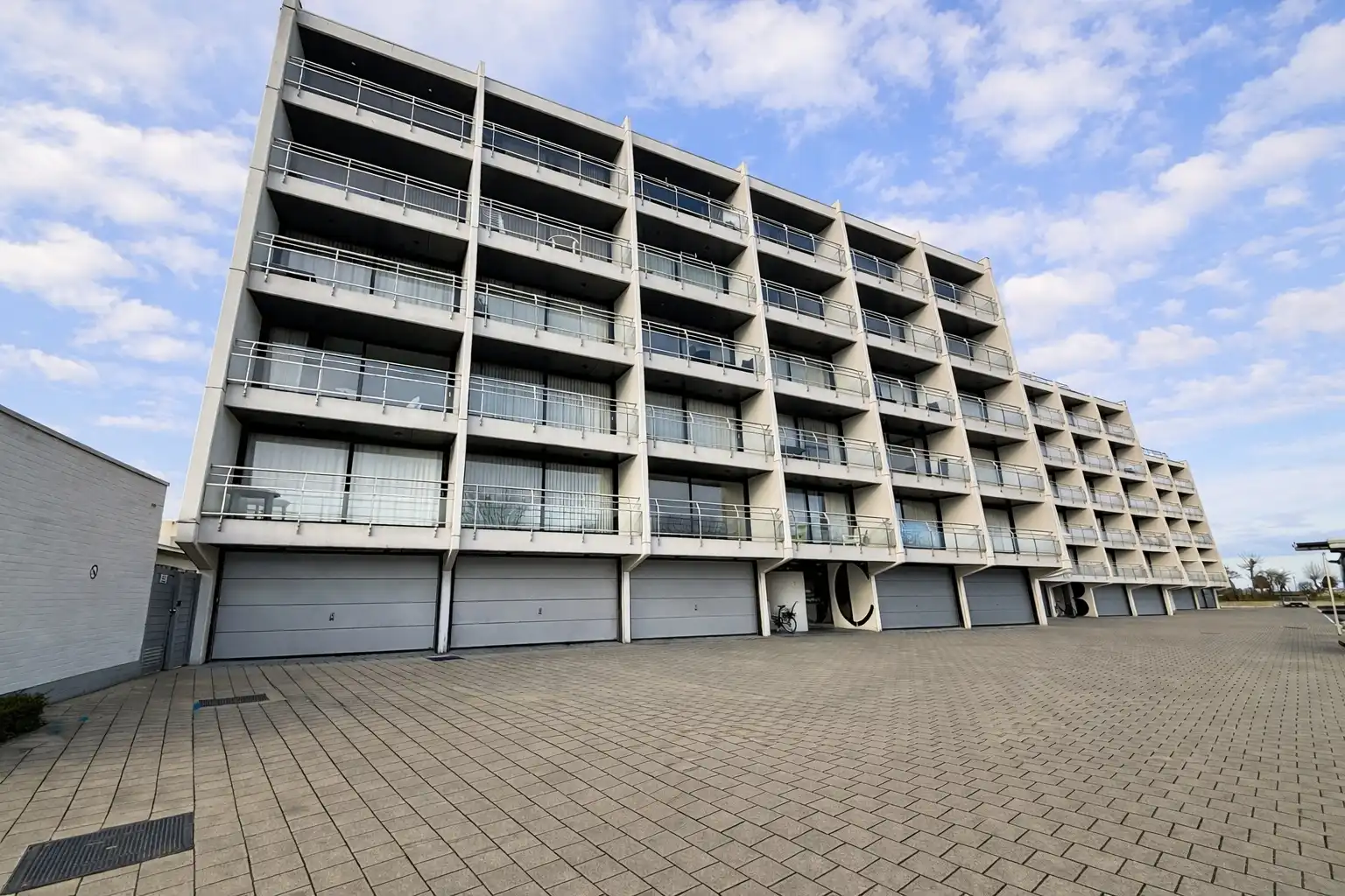 Zuid georiënteerde studio met panoramisch uitzicht op de vaargeul van Nieuwpoort foto 10
