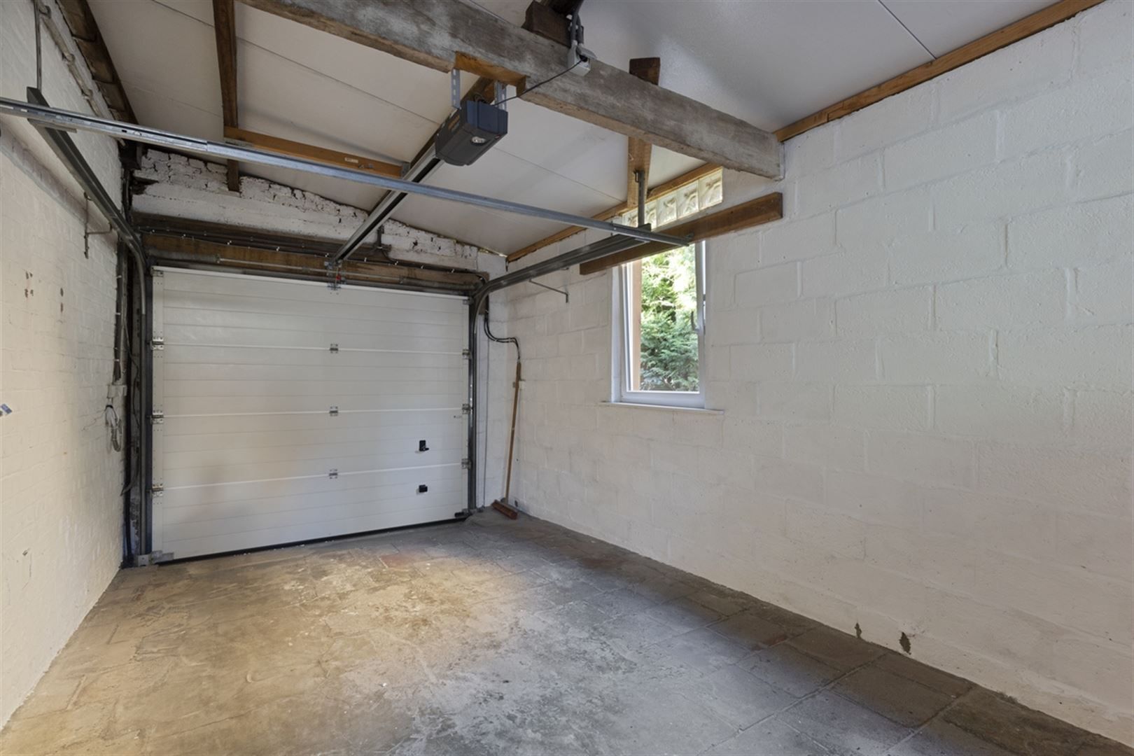 Rustig gelegen woning met garage foto 23