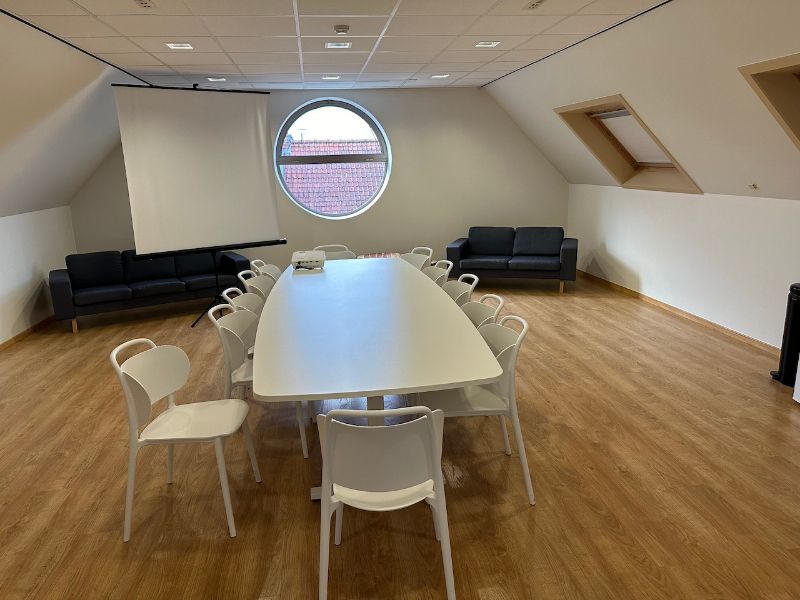 Instapklare kantoorruimte (ca. 55 m²) in het centrum van Knesselare! foto 4