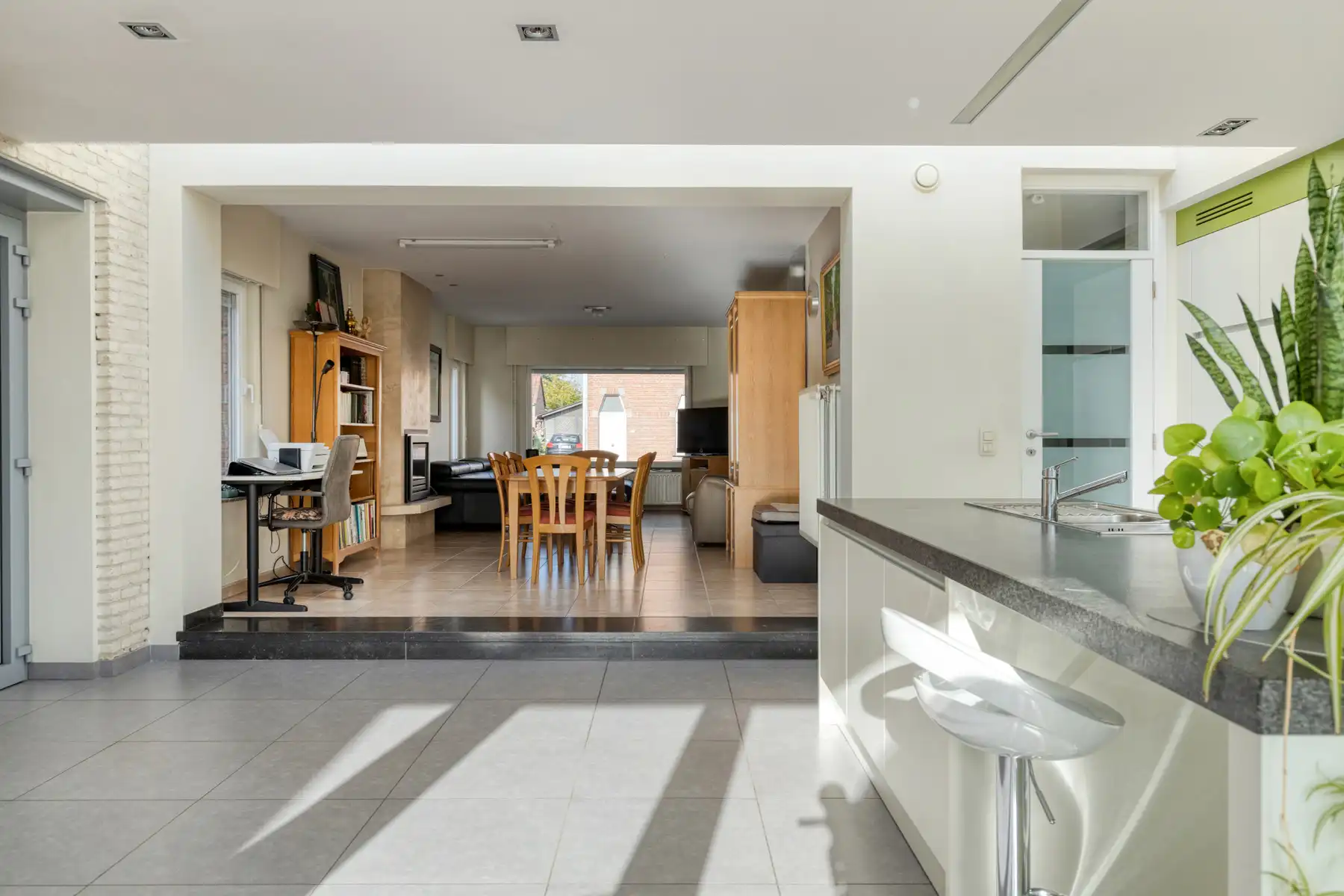 Solide halfopen bebouwing met 3 slaapkamers en garage foto 12