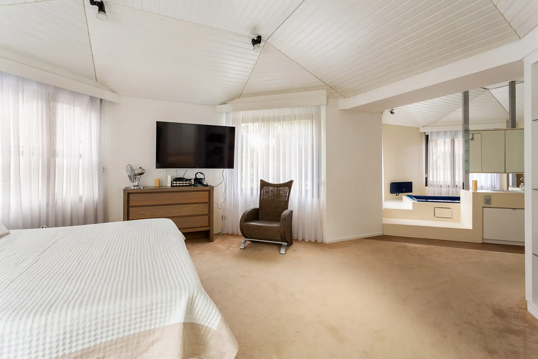 Topgelegen architectenwoning met ruim tuin en binnenzwembad. foto 37