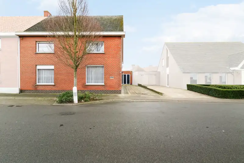 Hoofdfoto van de publicatie: Westrozebeke-centrum. Te renoveren half open bebouwing, uitzonderlijke grote woning met veel bergruimte en garage. Potentieel als woonruimte 165-225m2. Tuin en tuinhuis.