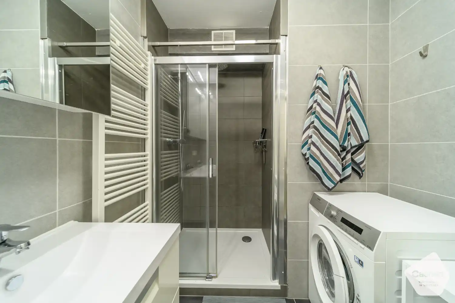 Modern en instapklaar hoekappartement met ruime garage, vlak bij zee en centrum foto 18