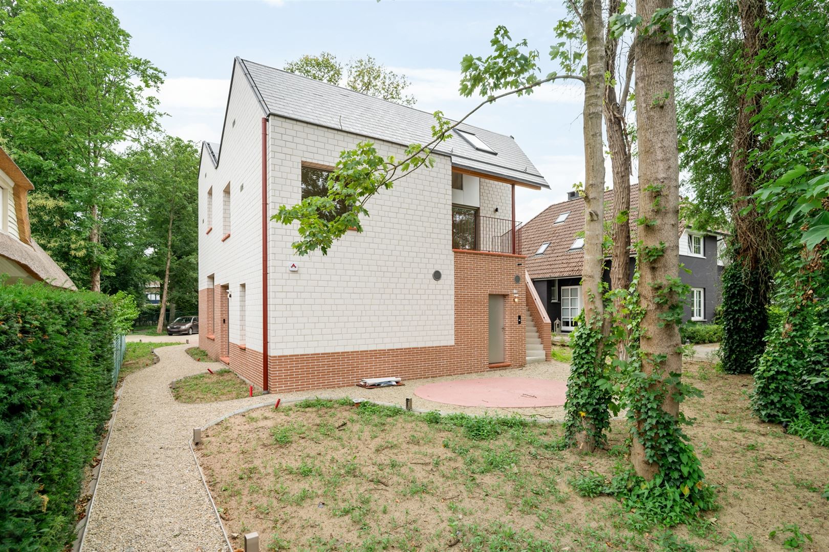 Luxe nieuwbouwappartement met terras, tuin en parking. foto 18