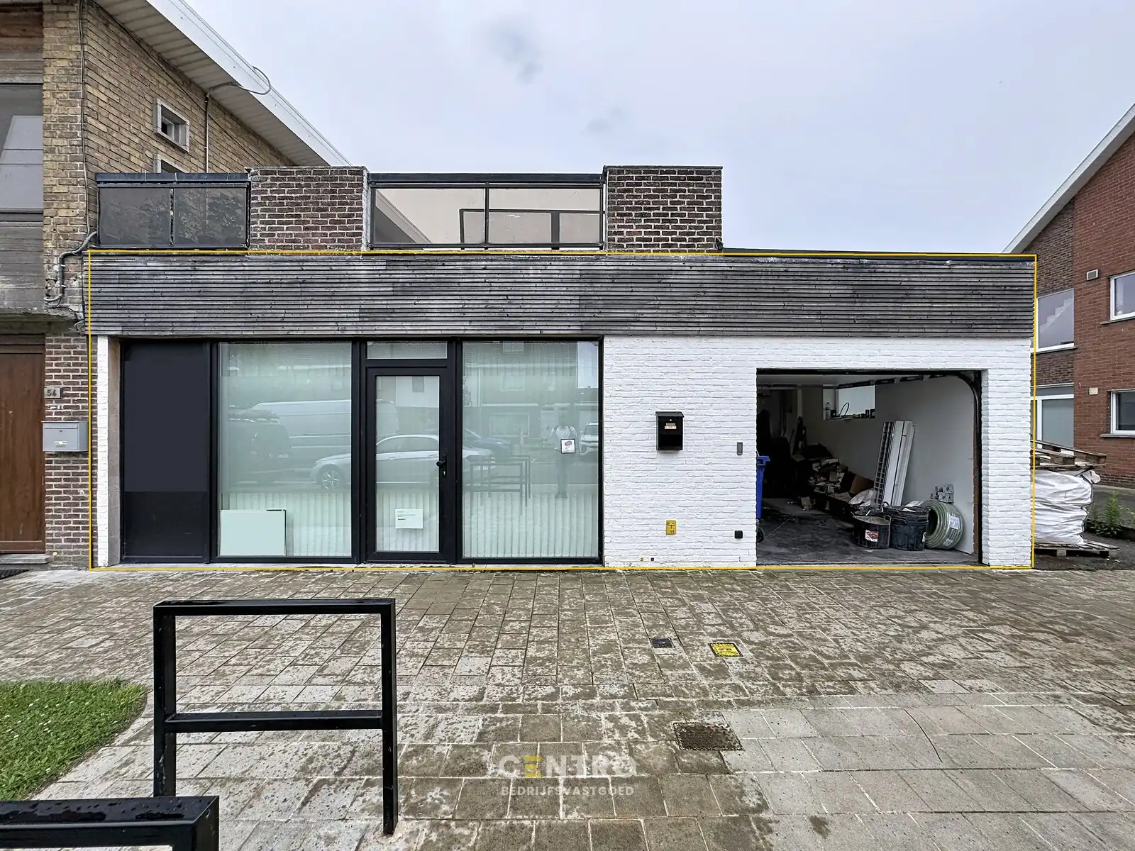 Uniek, betaalbaar aanbod: Instapklaar en goed geïsoleerd MAGAZIJN met KANTOOR, voorzien van alle comfort (airco, keuken, sanitair, ...). Op een boogscheut van Brugge centrum! foto 2