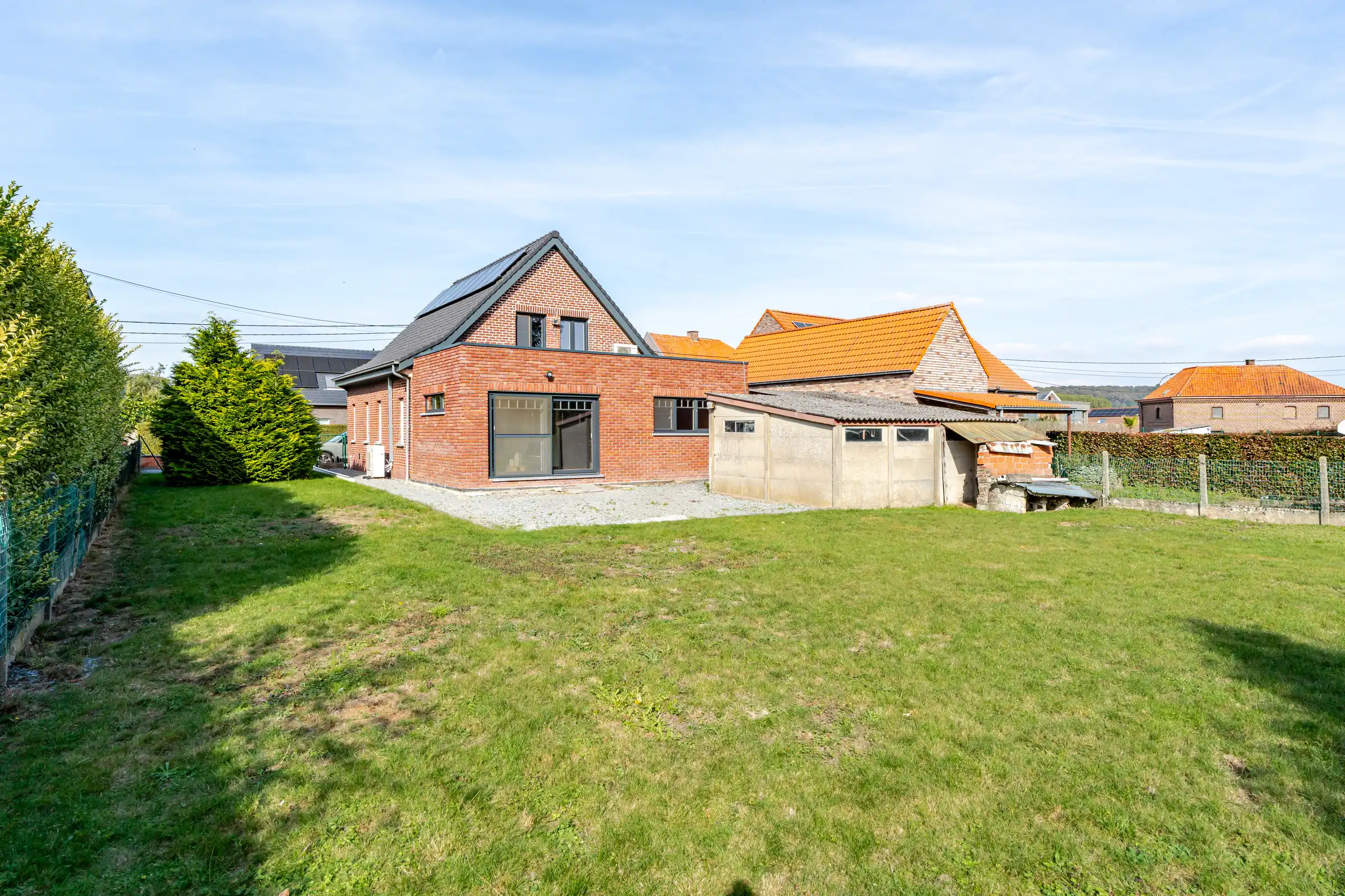 Vrijstaande woning met vernieuwd dak en veel potentieel foto 2