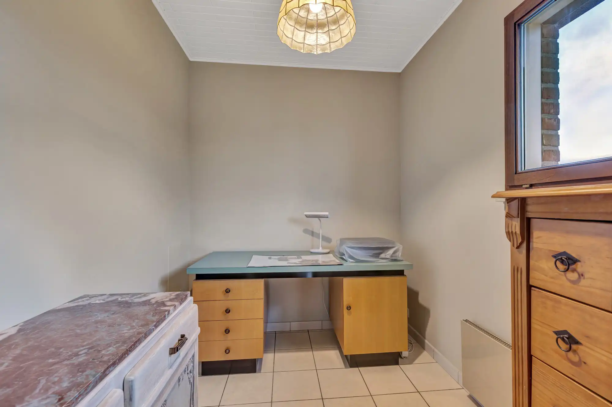 Open bebouwing met tuin, zonnepanelen en garage foto 19