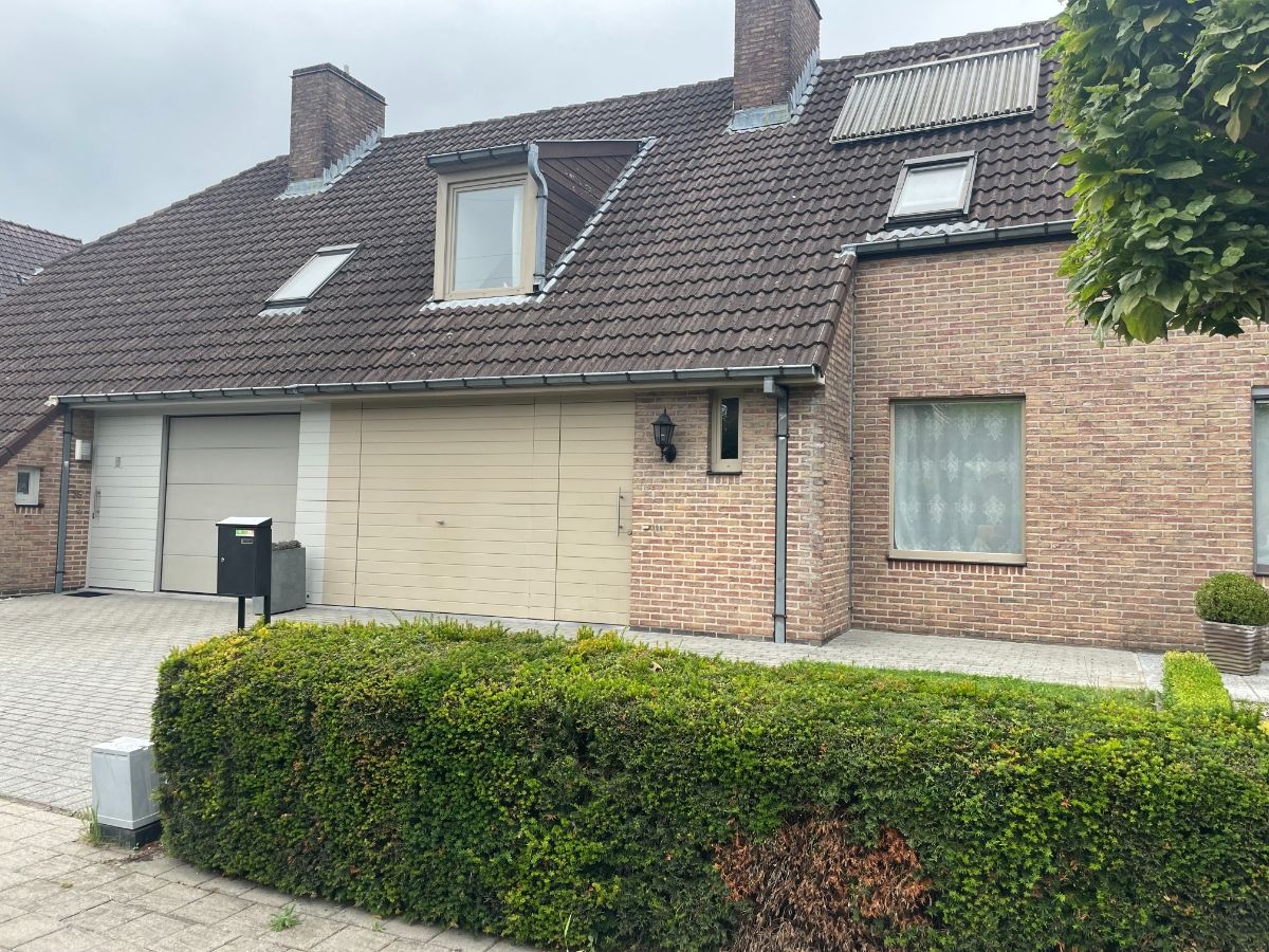 EENGEZINSWONING + garage & tuin foto 2