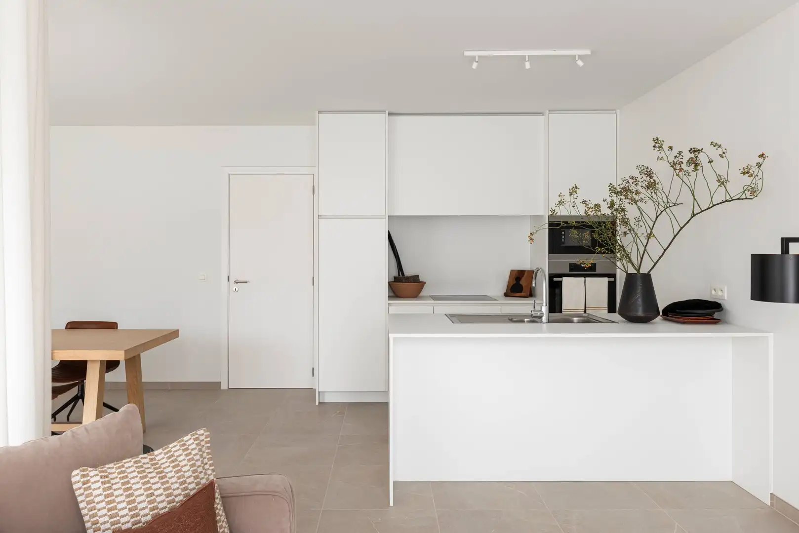 Lichtrijk recent instapklaar appartement met 2 slaapkamers, zonneterras, parking en ruime kelderberging foto 7