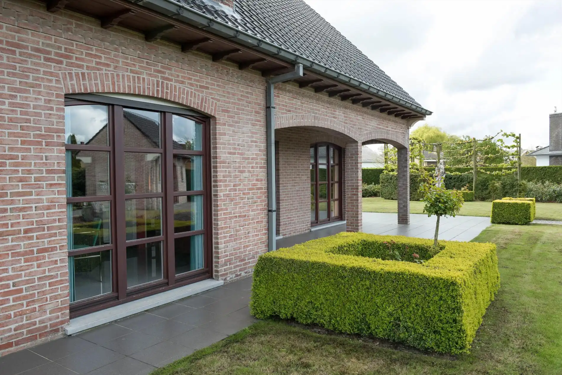 Mooie stijlvilla met kwalitatieve afwerking en zeer verzorgde tuin met oprijlaan. foto 25