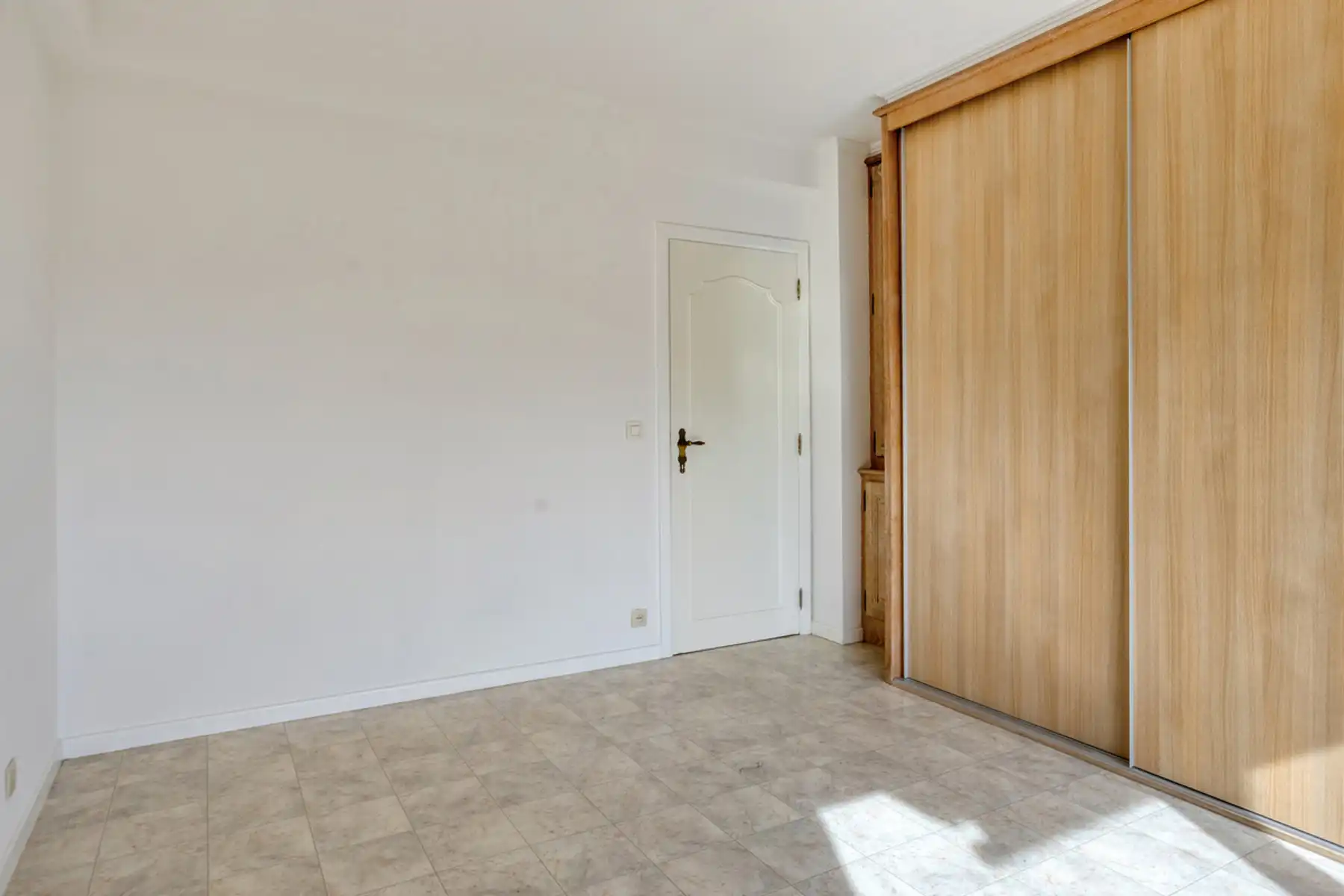 Vernieuwd 3-slaapkamerappartement met garage in hartje Aalst foto 18