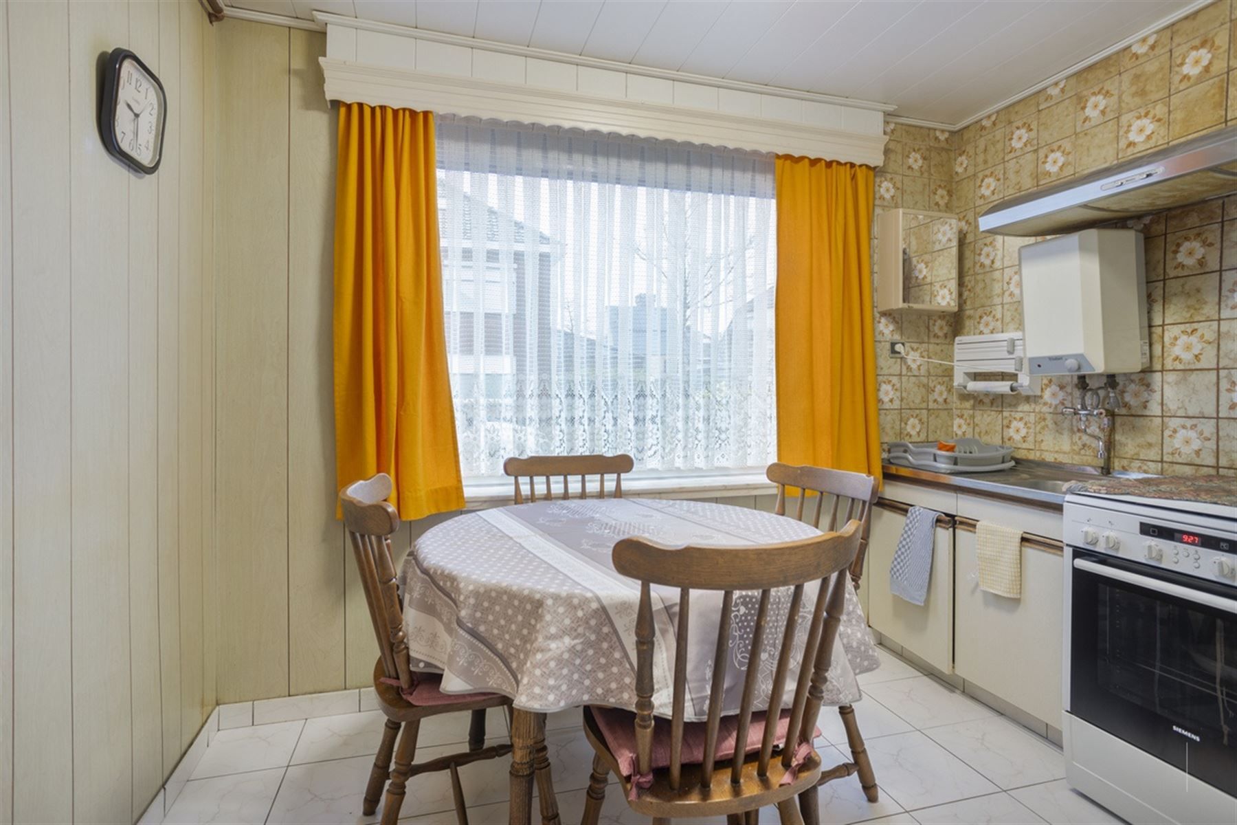 Halfopen bebouwing met 3 slaapkamers - op te frissen foto 4