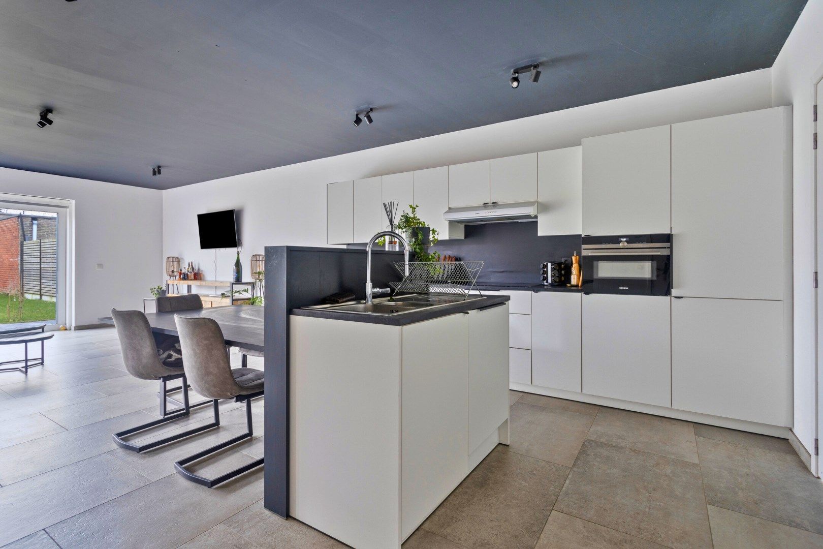 Ruime nieuwbouw met home-office, 3 slaapkamers, tuin met uitweg & garage. foto 9
